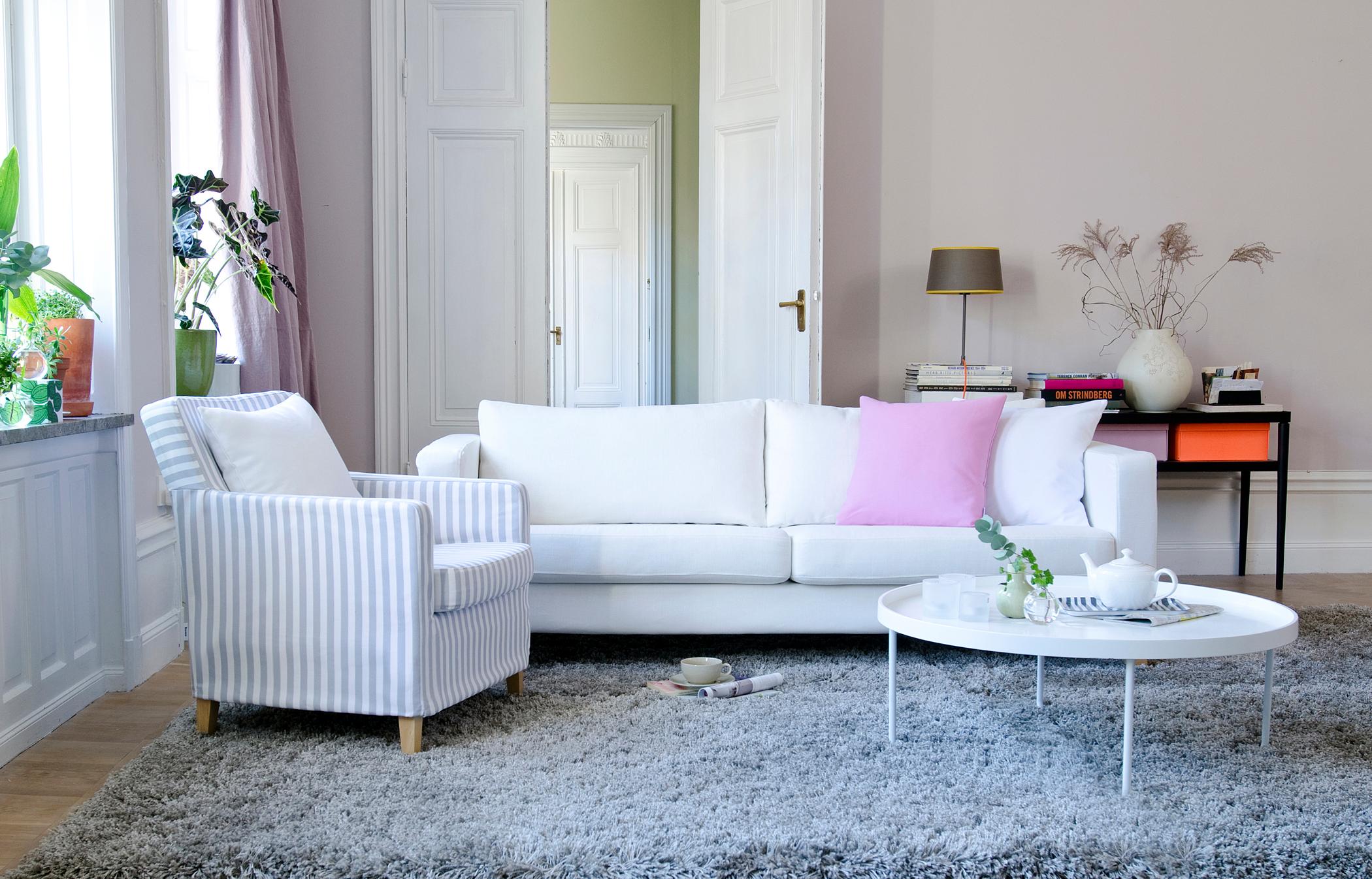 Wohnzimmer feminin einrichten #couchtisch #teppich #sessel #flügeltür #sofa #weißercouchtisch #pflanzendeko #gestreiftersessel ©Bemz