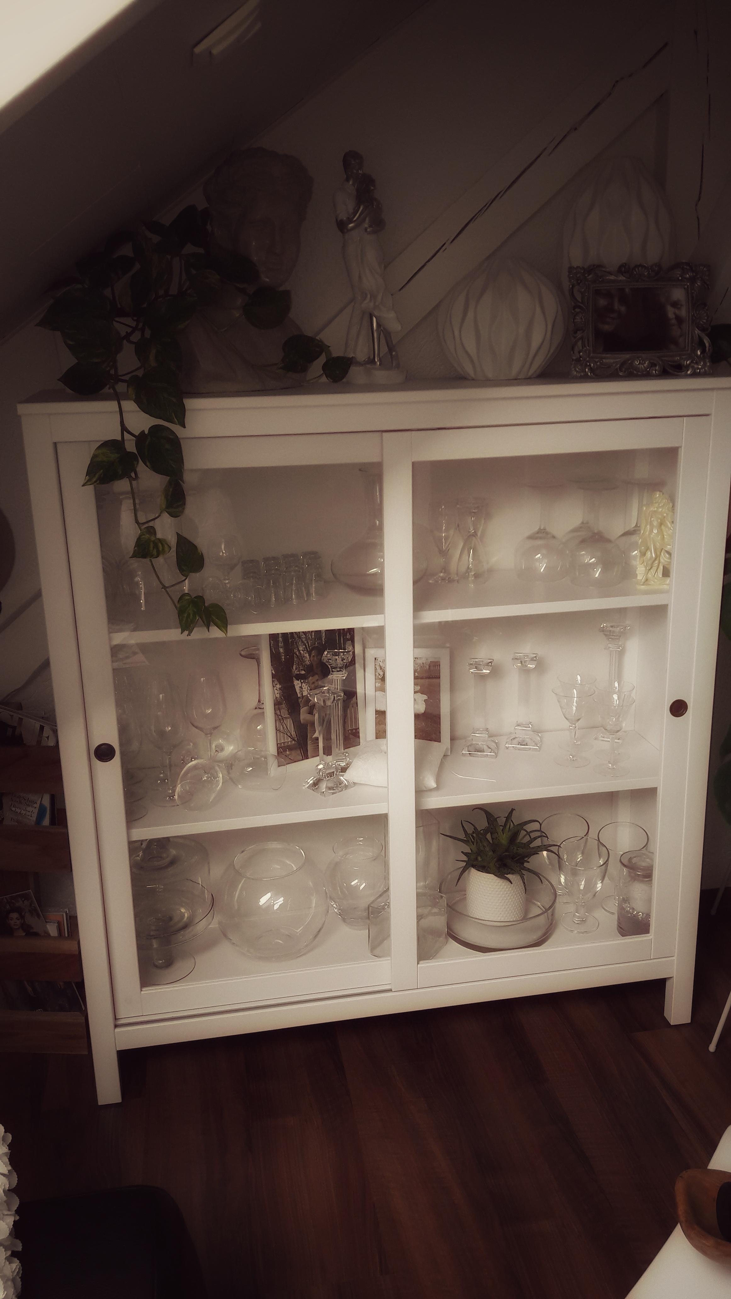 #Wohnzimmer #Glasvitrine #Weiß #Gläser #Vasen #Büste