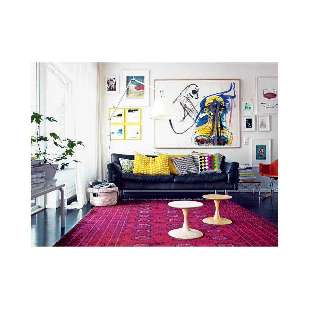Wohnzimmer #hocker #teppich #ledersofa #pinkfarbenerteppich #sofa #bunterstuhl #weißerhocker #schwarzesledersofa ©Agentur Grünauer