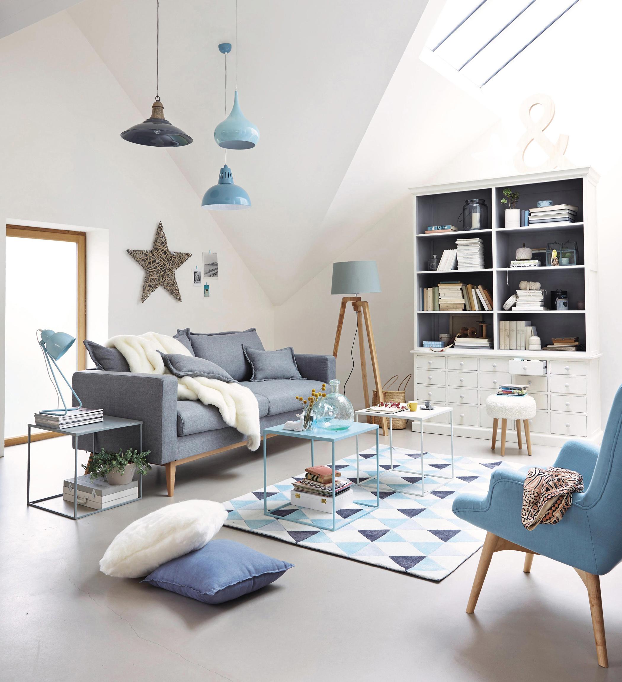 Wohnzimmer in Blau-Grau #couchtisch #beistelltisch #teppich #sessel #stehlampe #schrank #sofa #wanddeko #blauessofa #weißercouchtisch #holzstehlampe ©Maisons du Monde