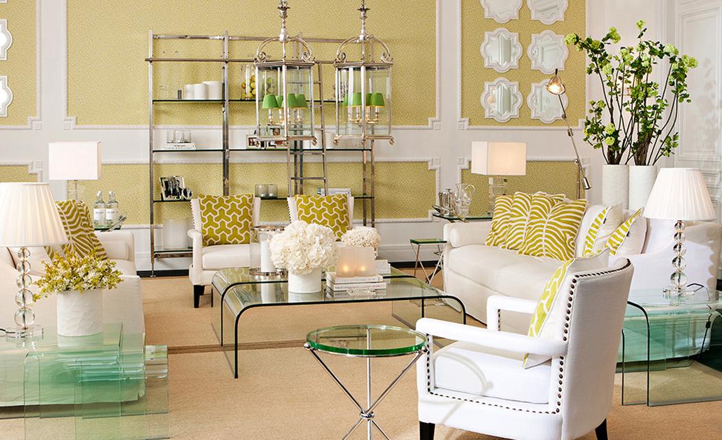 Wohnzimmer in frischen Farben #sessel #kissen #sofa #glascouchtisch #gelbewandfarbe ©EIchholtz