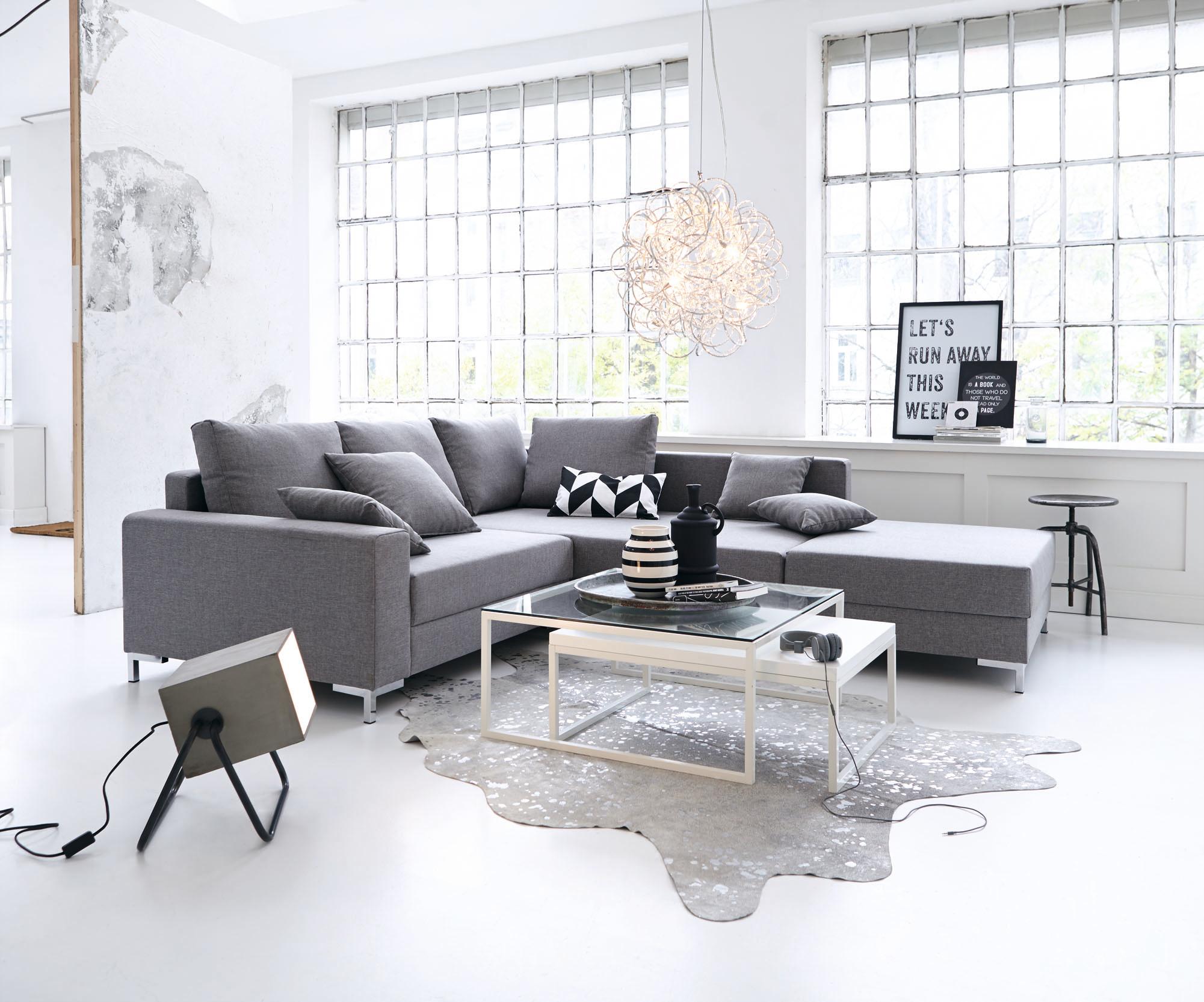 Wohnzimmer in Grau und Weiß #couchtisch #hocker #pendelleuchte #sofa #grauessofa #glascouchtisch #zimmergestaltung ©Impressionen