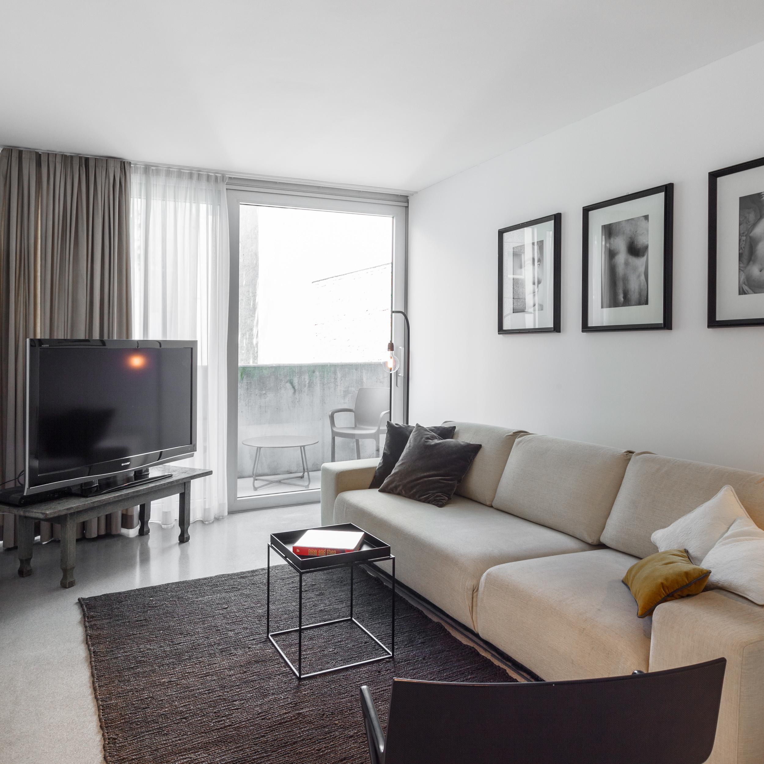 Wohnzimmer in Grau/Weiß #beistelltisch #gästezimmer #loft #schlafsofa #ausziehcouch #gästesofa ©EMMA B. HOME