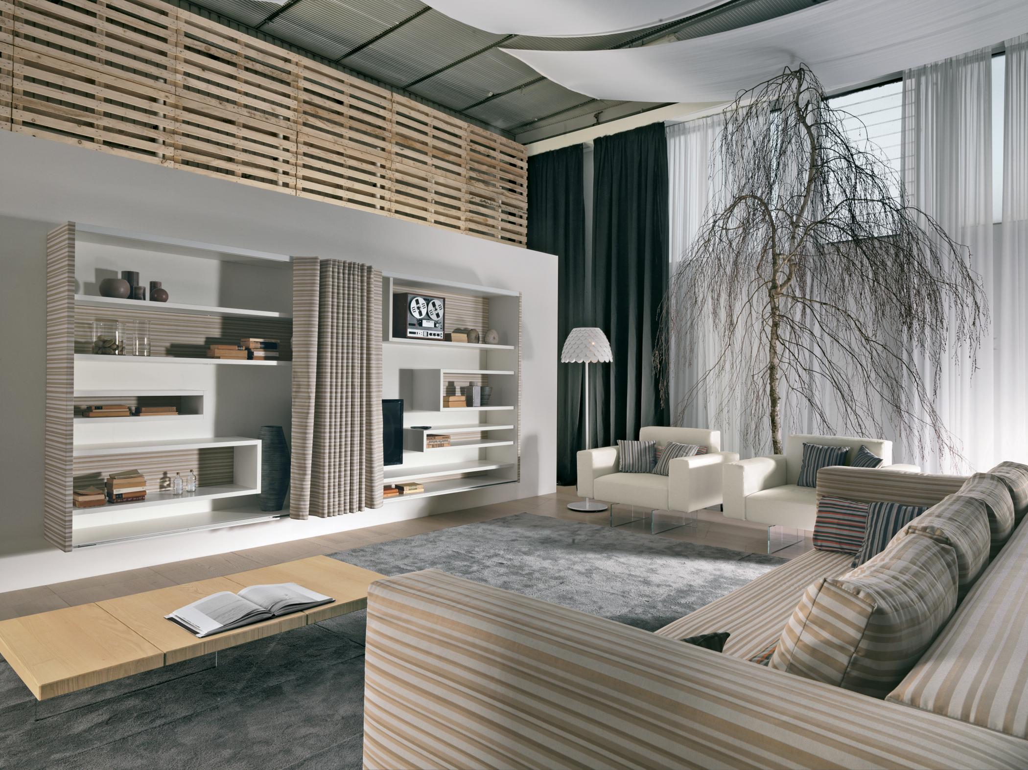 Wohnzimmer in natürlicher Baum-Optik #regalsystem #holzverkleidung #sofa #zimmerpflanze ©Lago