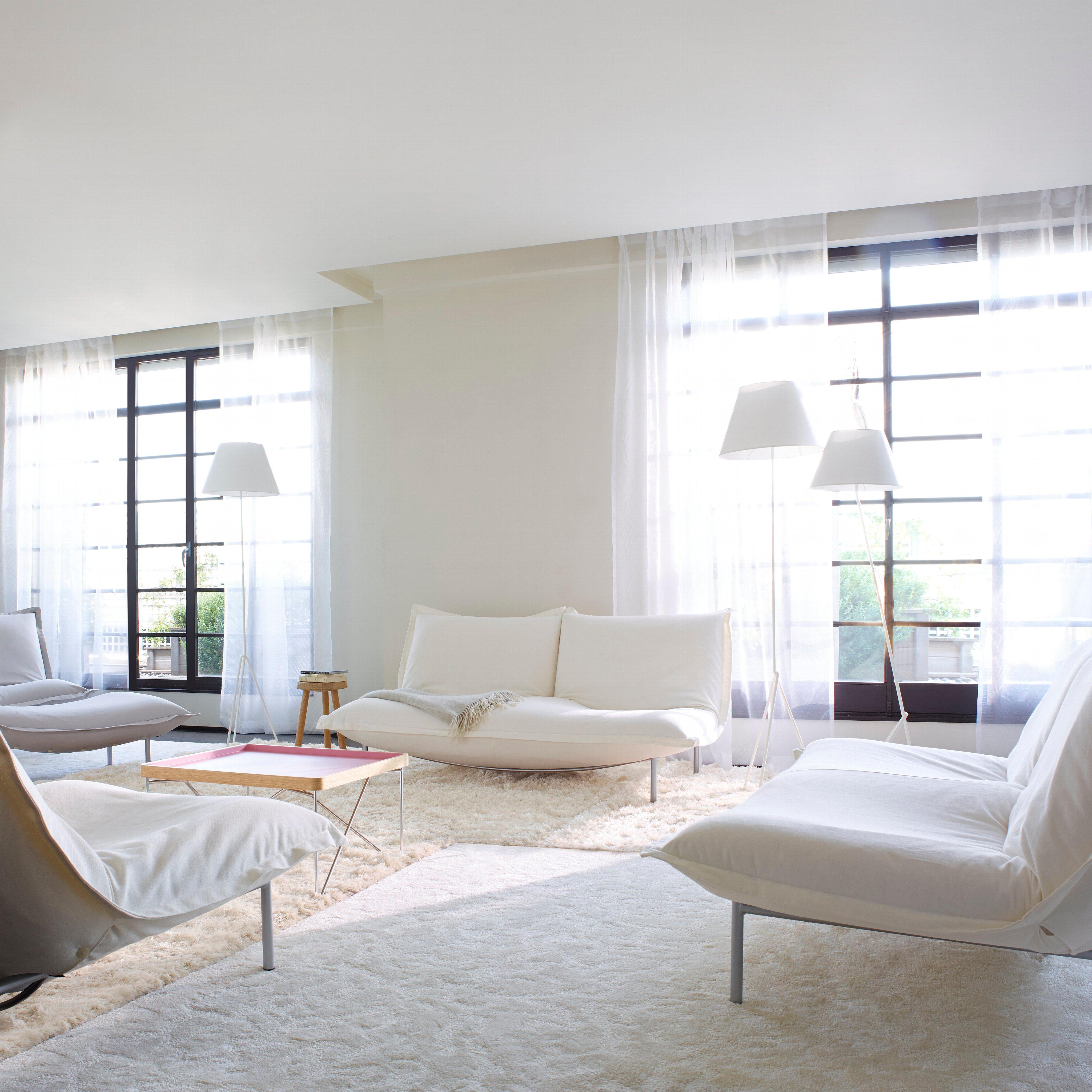 Wohnzimmer in Weiß #couchtisch #teppich #sofa #weißeswohnzimmer ©Ligne Roset