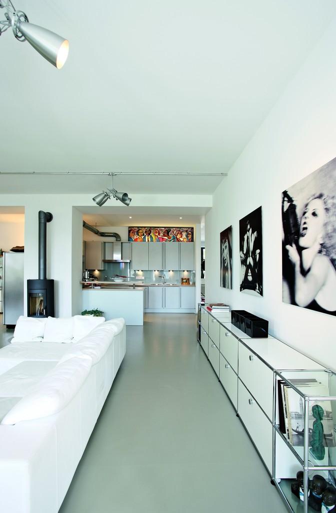 Wohnzimmer in Weiß #wandgestaltung #sideboard #sofa #offeneküche ©USM