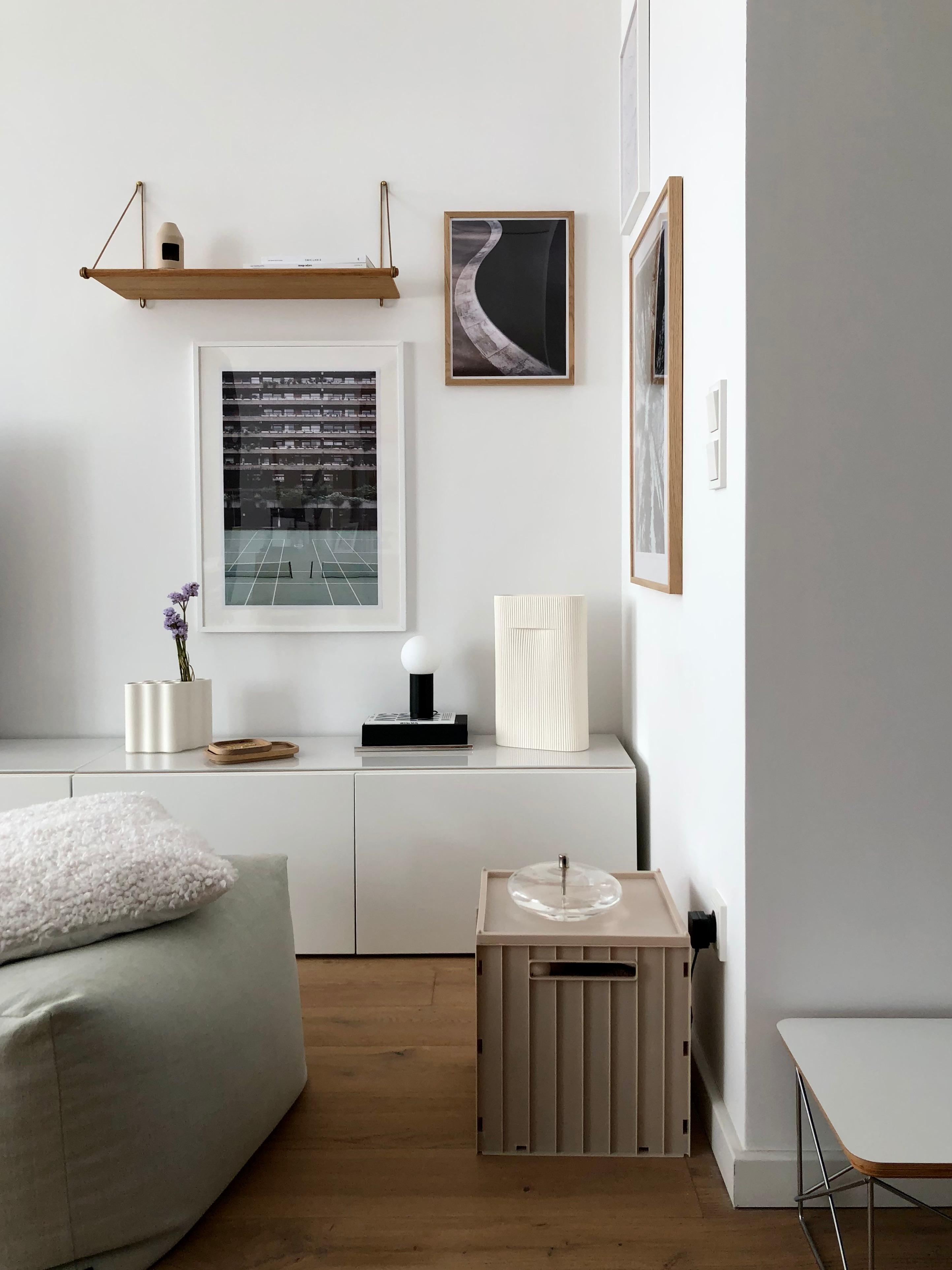 #wohnzimmer #livingroom #bilderwand #bildergalerie #wanddeko #wandgestaltung #regal #ikea #besta #skandinavisch #home #couchstyle