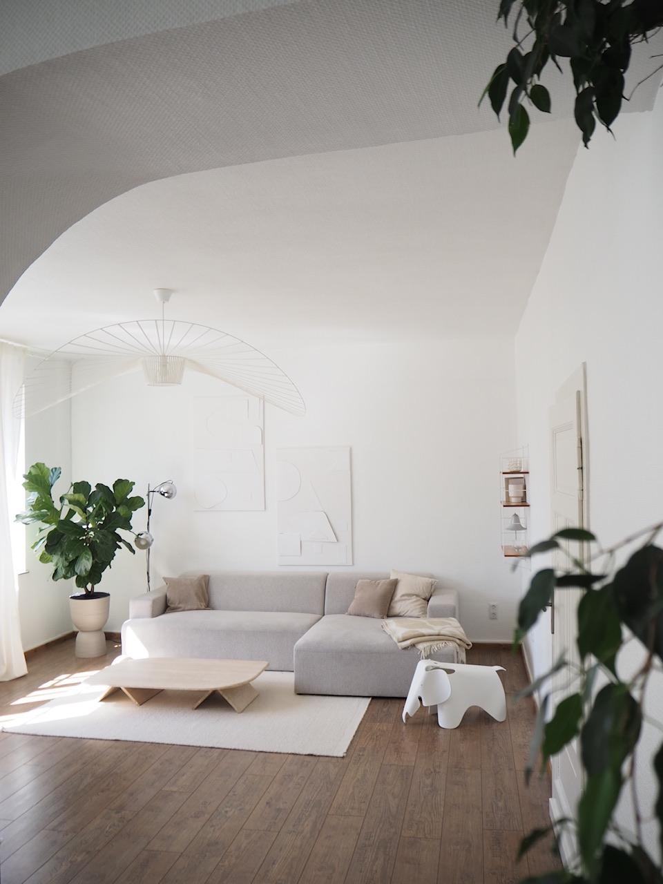 #wohnzimmer #livingroom #bysidde #couch #couchtisch #minimalist #diybild #pflanzenliebe #whiteliving #altbauliebe 
