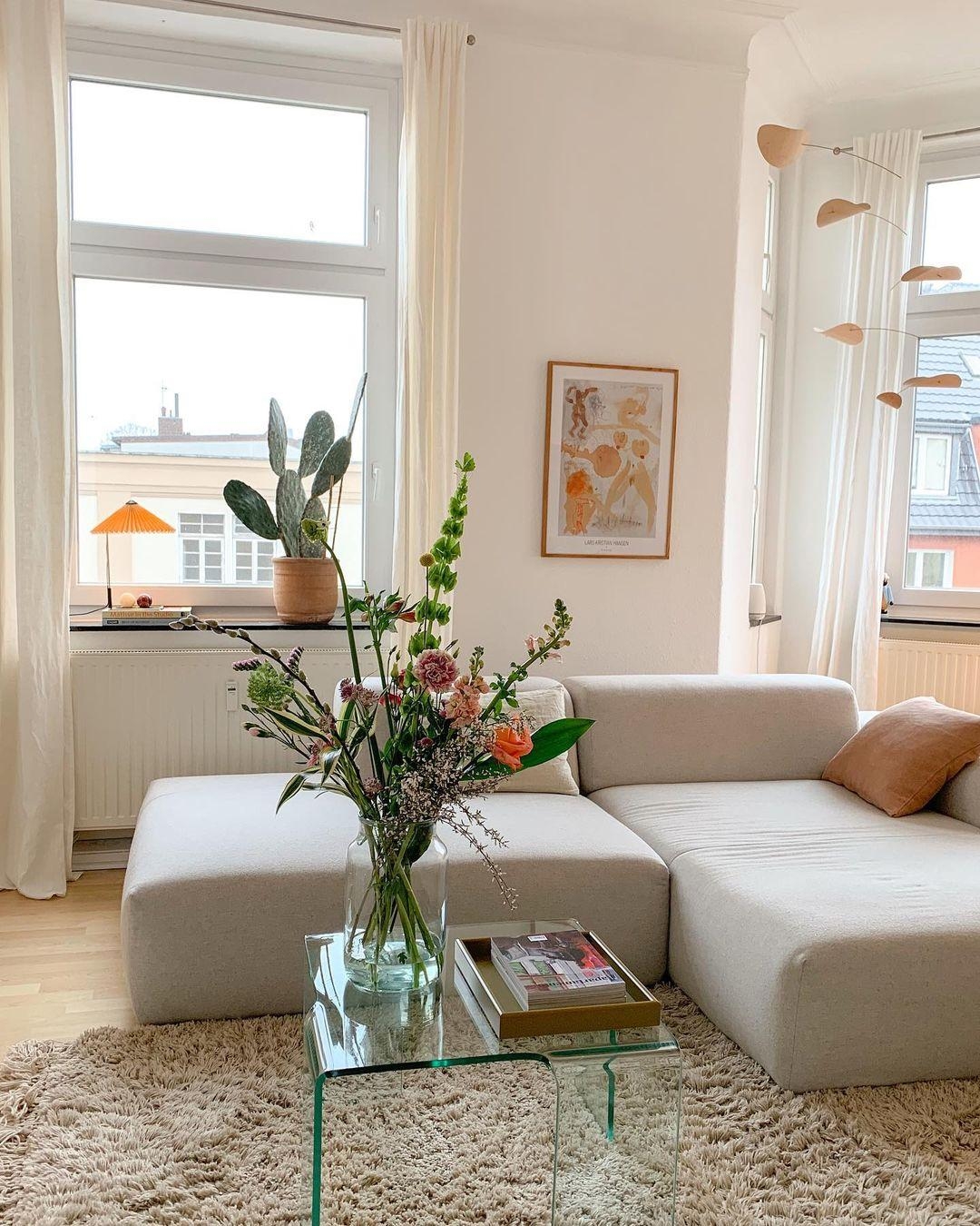 #wohnzimmer #livingroom #livingroominspo #altbau #hay #altbauliebe #blumen #flowers 