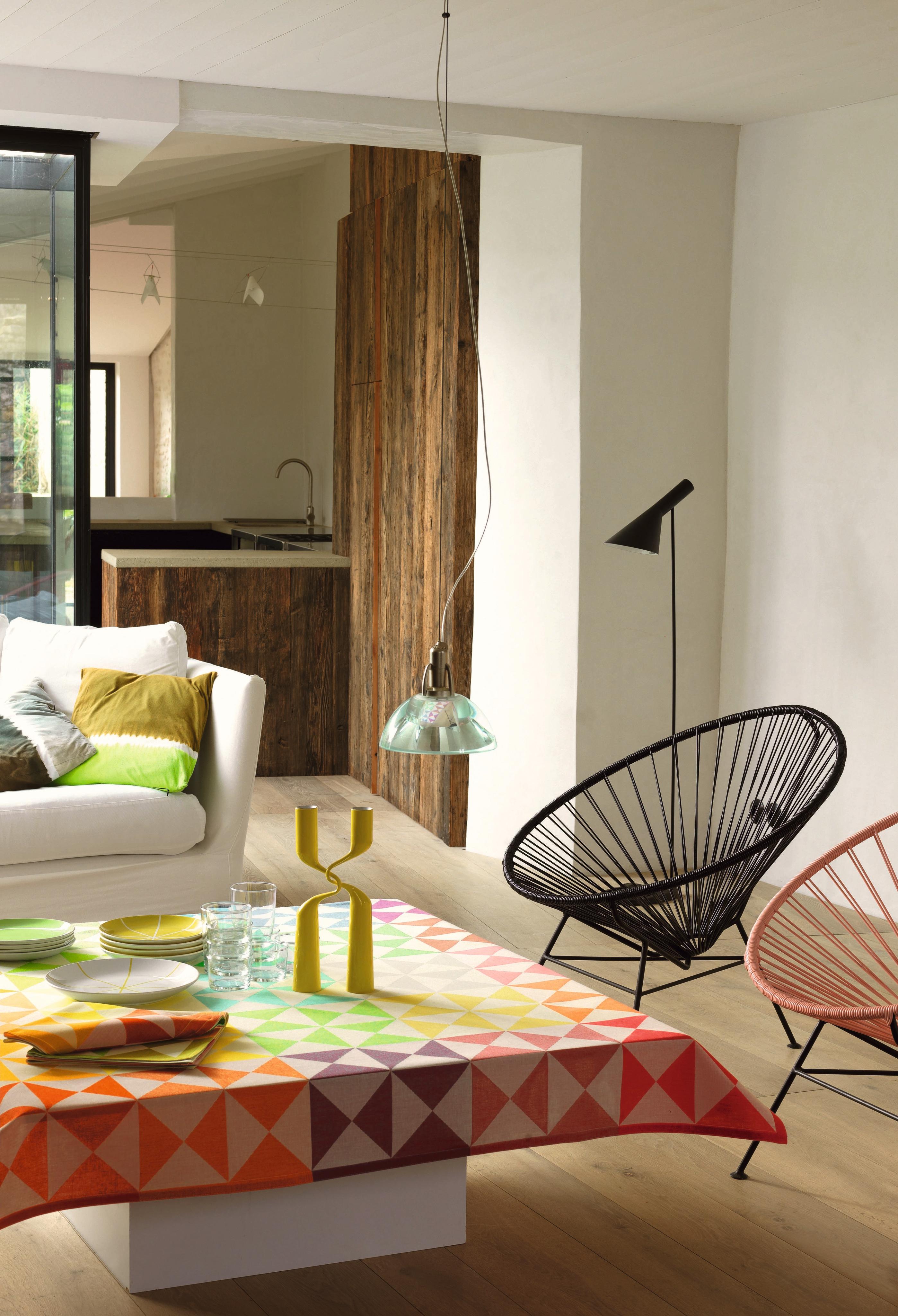 Wohnzimmer mit farbigen Accessoires gestalten #couchtisch #sessel #stehlampe #sofakissen #sofa #korbsessel #acapulcochair ©Le Jacquard Francais