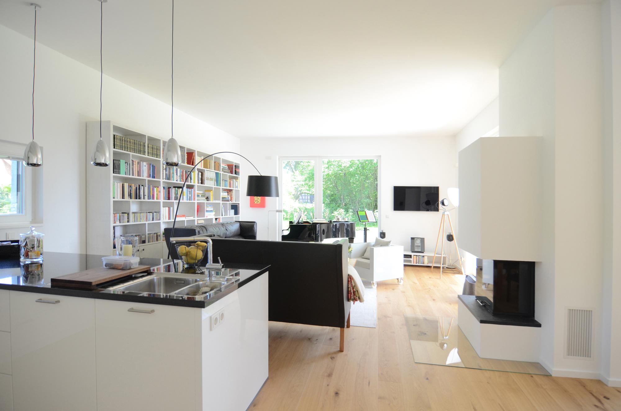 Wohnzimmer mit Küche und Kamin #küche #wohnzimmer ©Frank Püffel