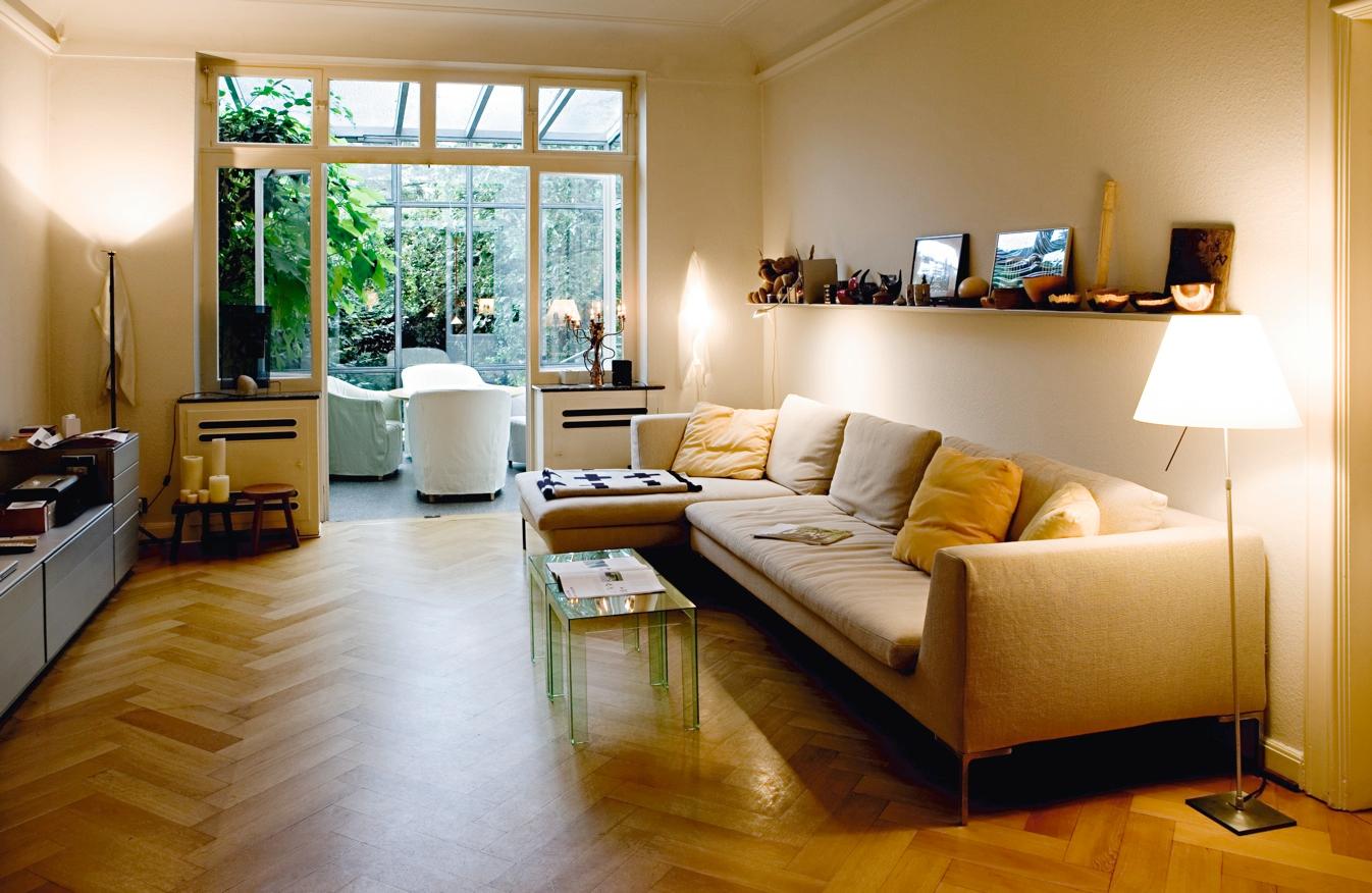 Wohnzimmer mit Wintergarten #couchtisch #regal #wohnzimmer #stehlampe #wintergarten #wandboard #wohnzimmerdeko ©POPO GmbH