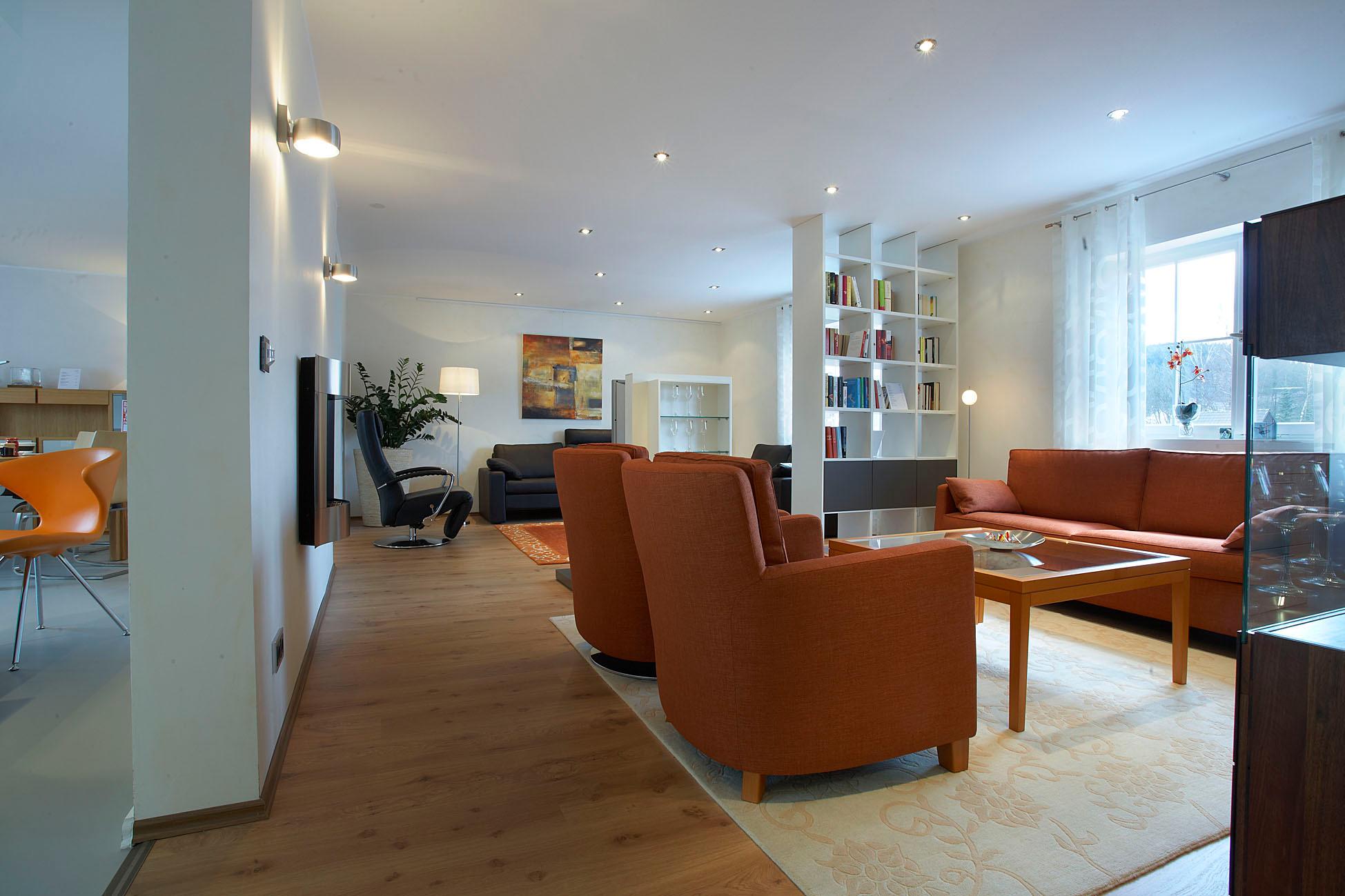 Wohnzimmer Musterwohnung #teppich #sessel #sofa #braunessofa ©Musterwohnung R7