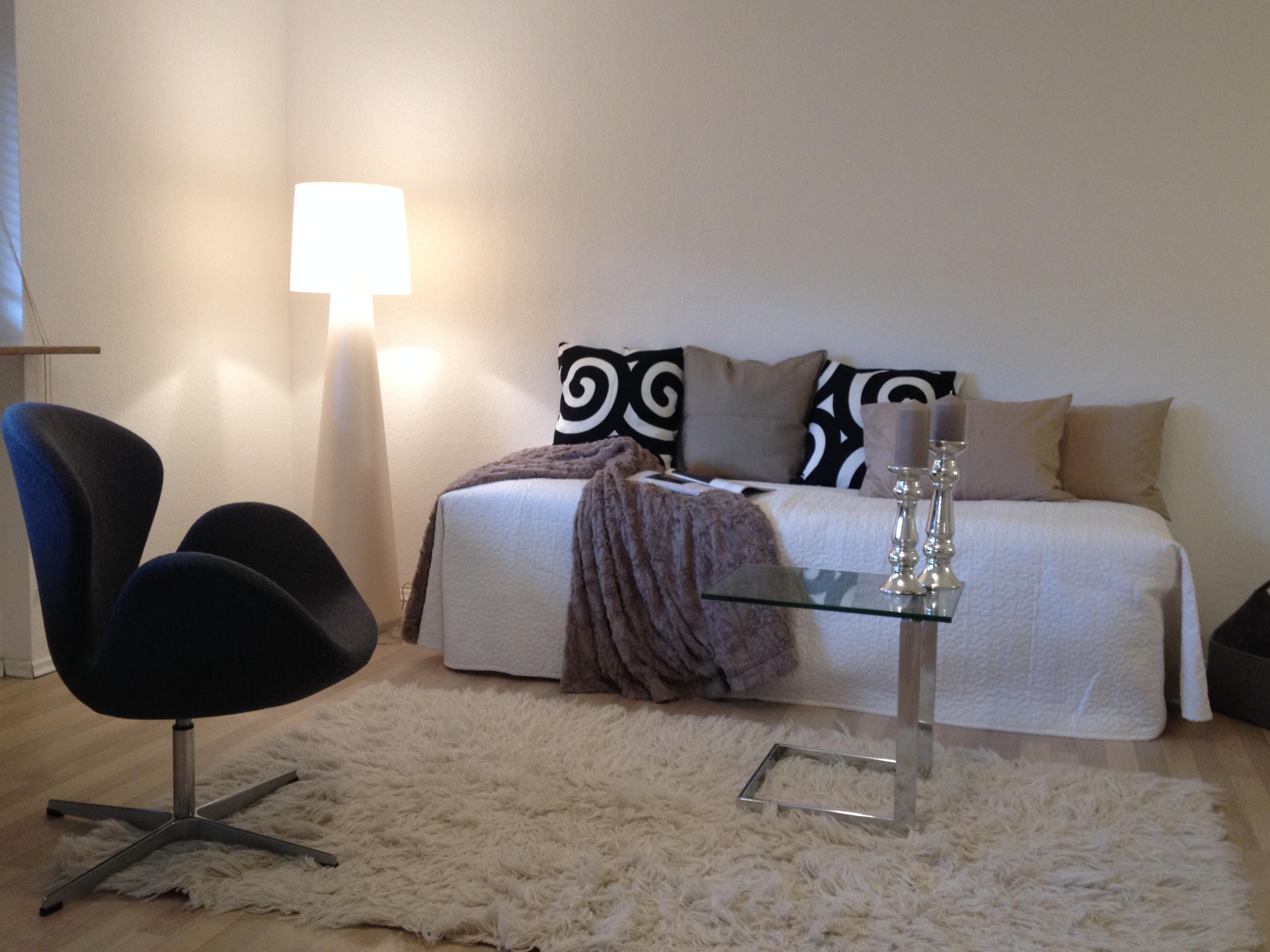 Wohnzimmer nachher #couchtisch #sessel #stehlampe #sofakissen #sofa #glascouchtisch #beigewandfarbe #beigefarbenessofakissen ©woeppel