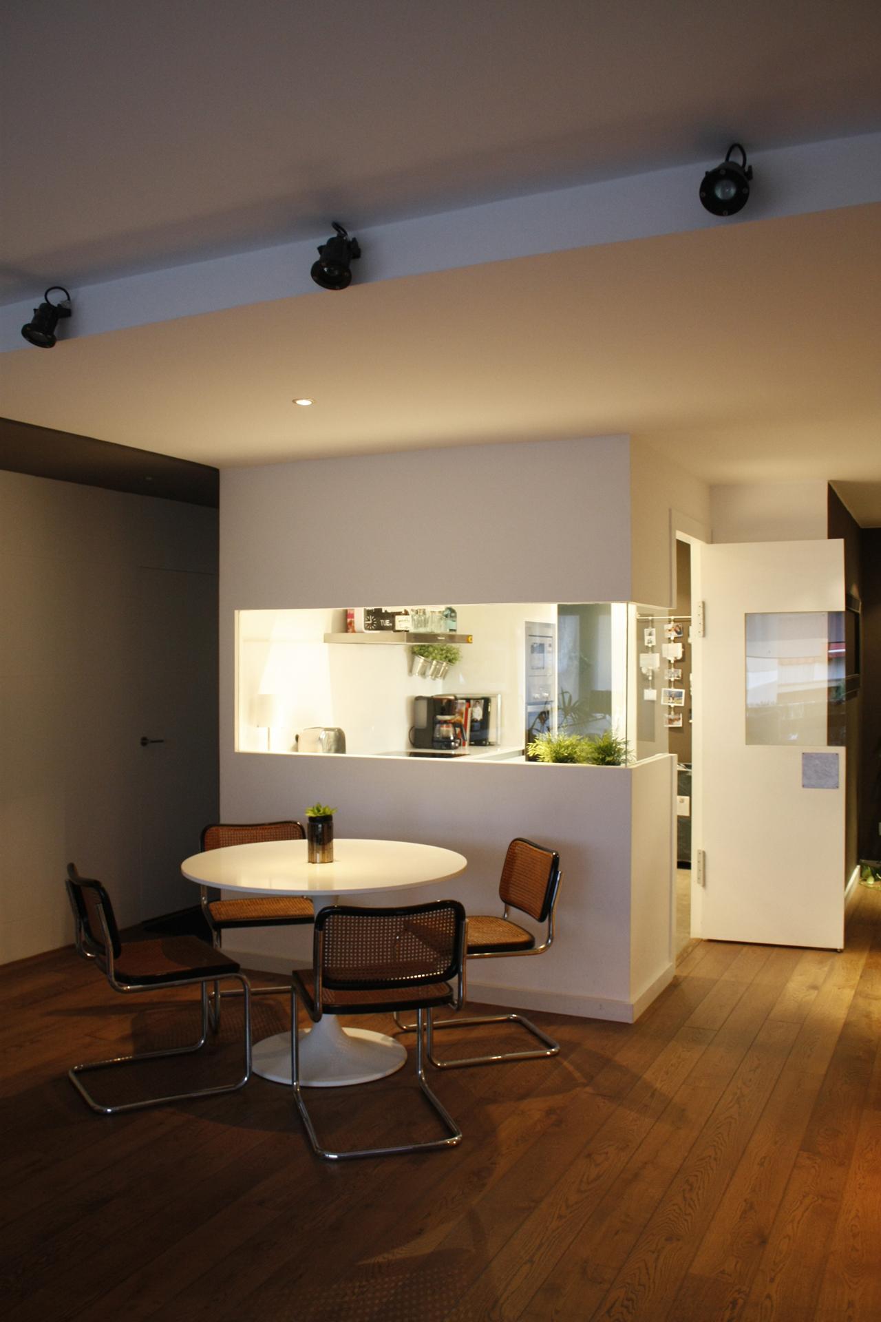 Wohnzimmer #offeneküche #rundertisch #rattanmöbel #küchenmöbel ©Victoria Aragonés / Innenarchitektur