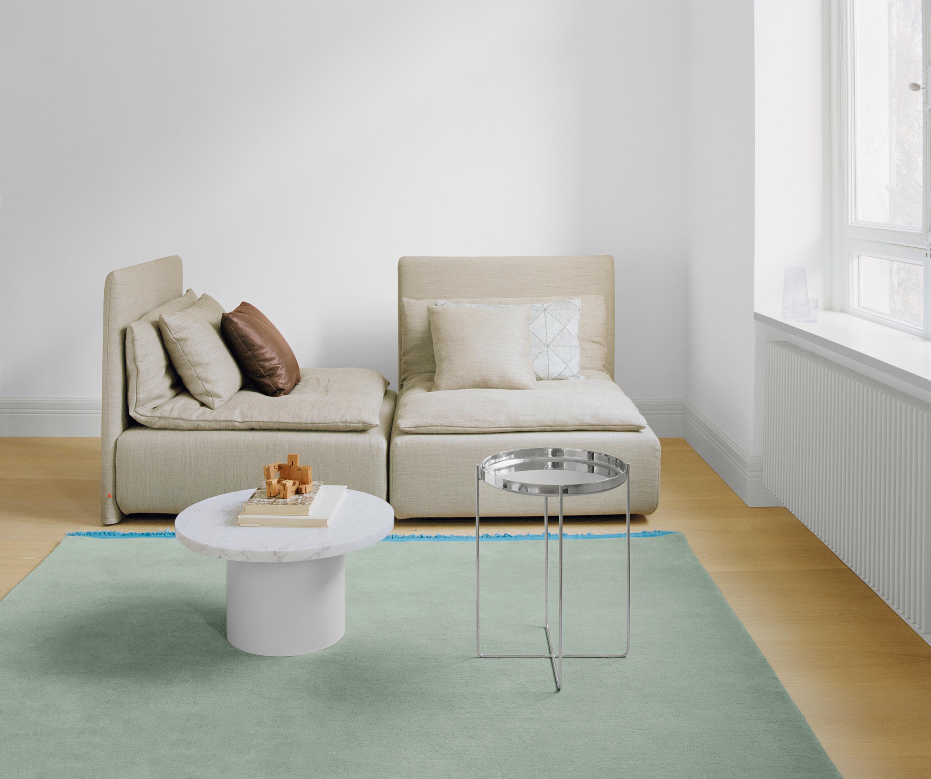 Wohnzimmer #teppich #wohnzimmer #récamiere #sofa #silberbeistelltisch ©e15, Designer: Philipp Mainzer, Farah Ebrahimi