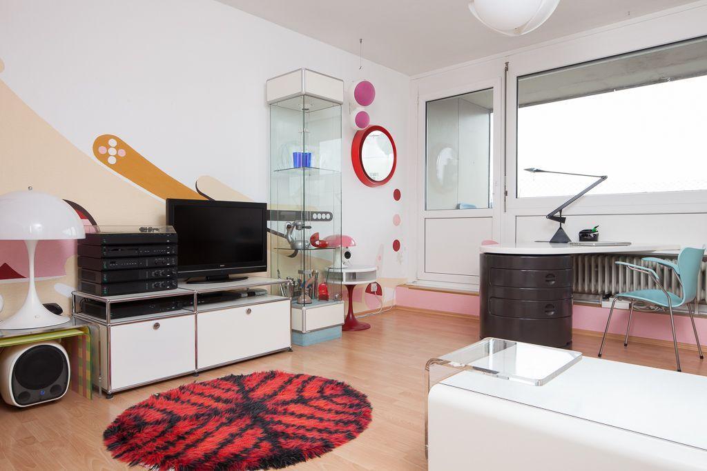 Wohnzimmer voller Designklassiker #schreibtisch #teppich #runderteppich #vitrine #fernsehtisch ©Philipp Neumann / Design by colourform@