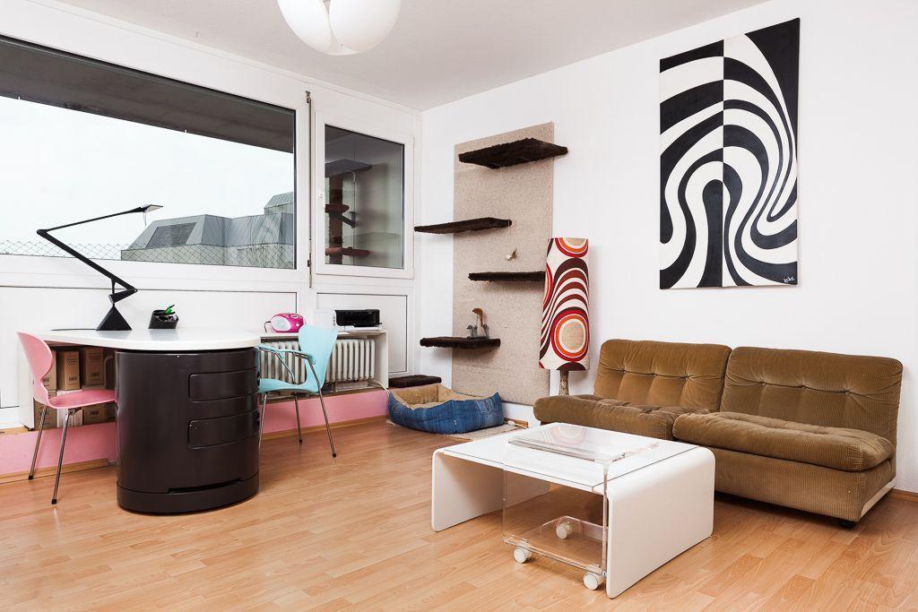 Wohnzimmer voller Designklassiker #weißercouchtisch #braunessofa #rosafarbenerstuhl ©Philipp Neumann / Design by colourform@