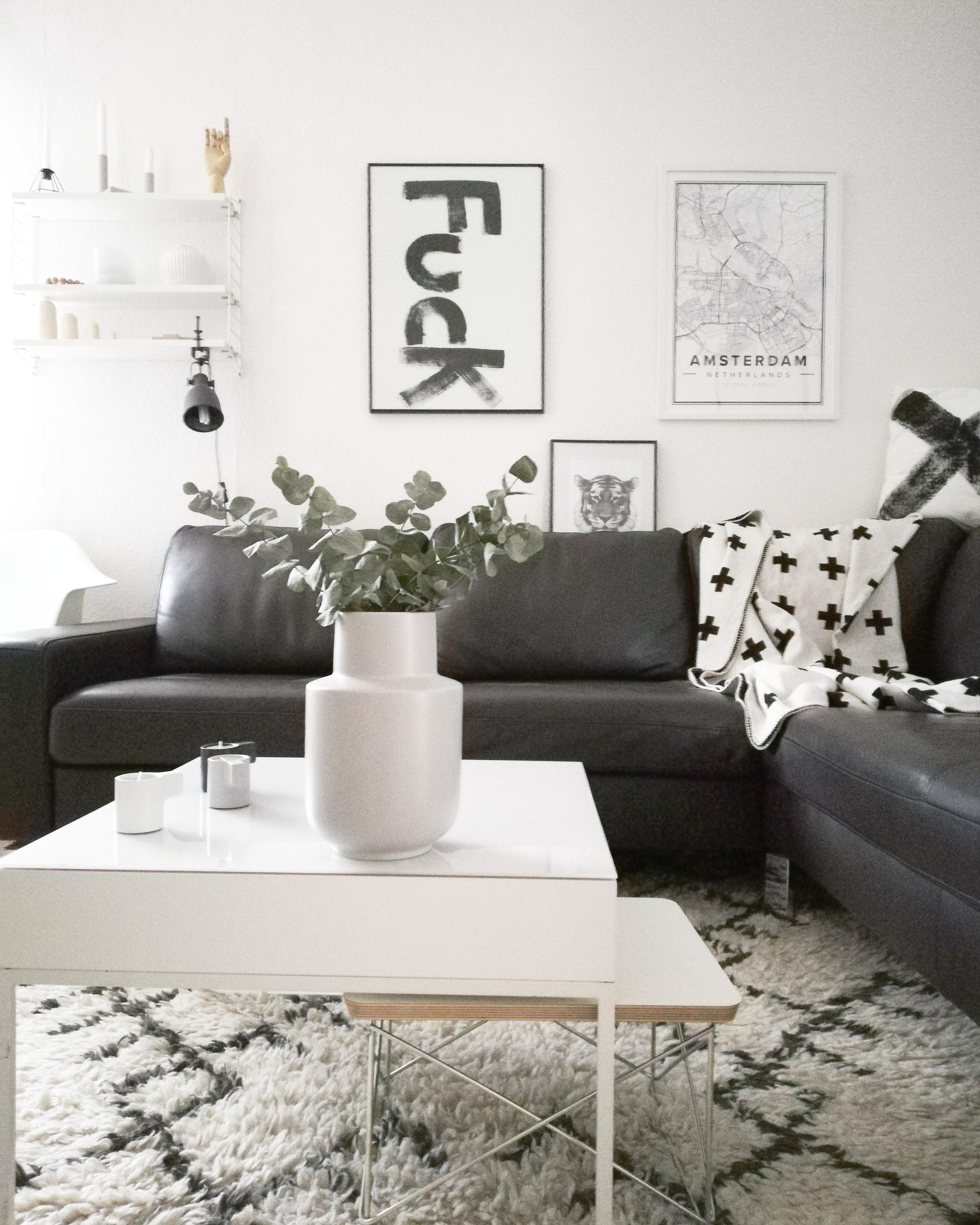 Wohnzimmer...
#wohnzimmertisch #print #string Regal #vase #eukalyptus #vitra #eames #plaid #piawallen #livingroom #couch