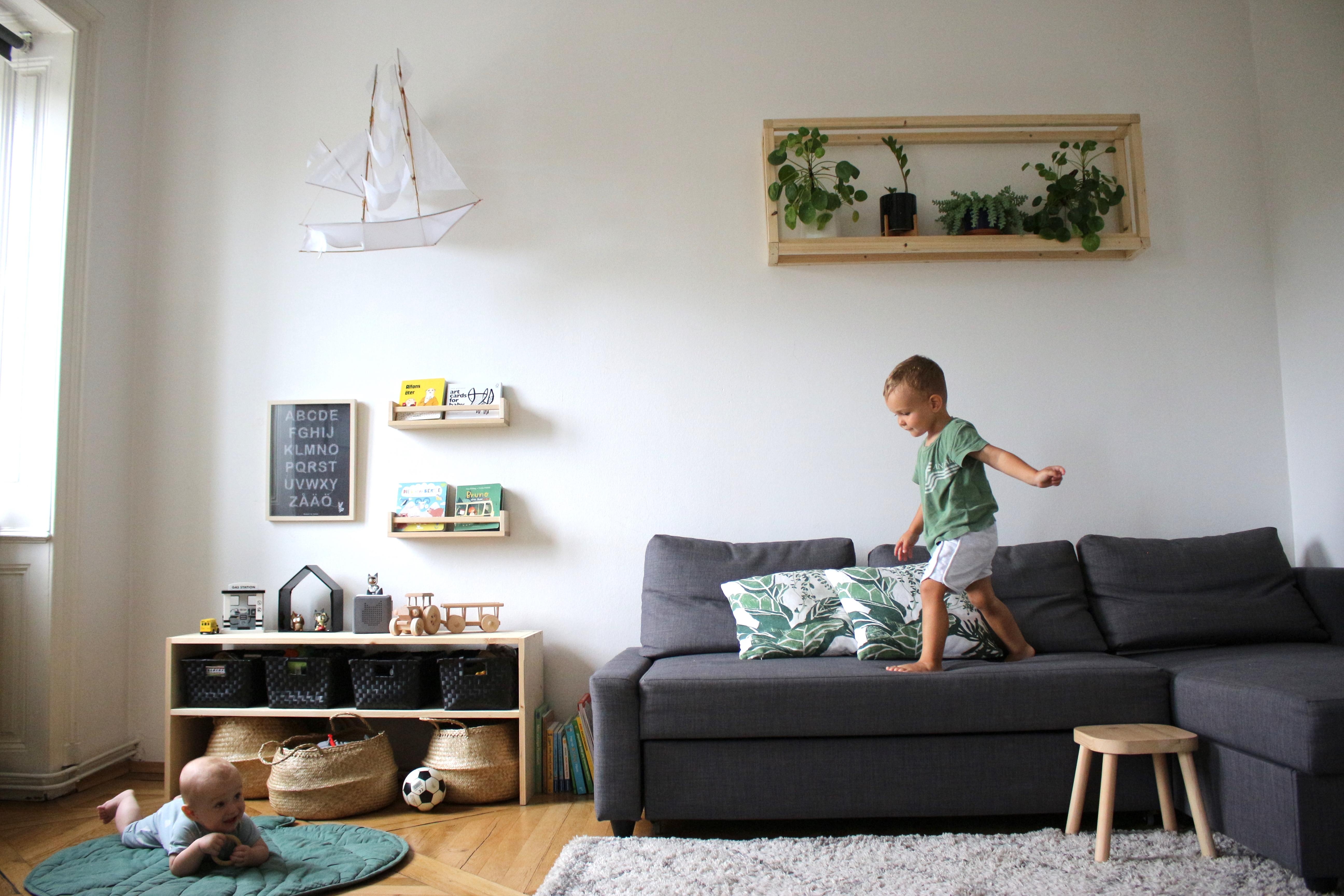 #wohnzimmergestaltung #livingchallenge 
Gemütliches Wohnzimmer mit DIY Blumenregal und Kinderecke