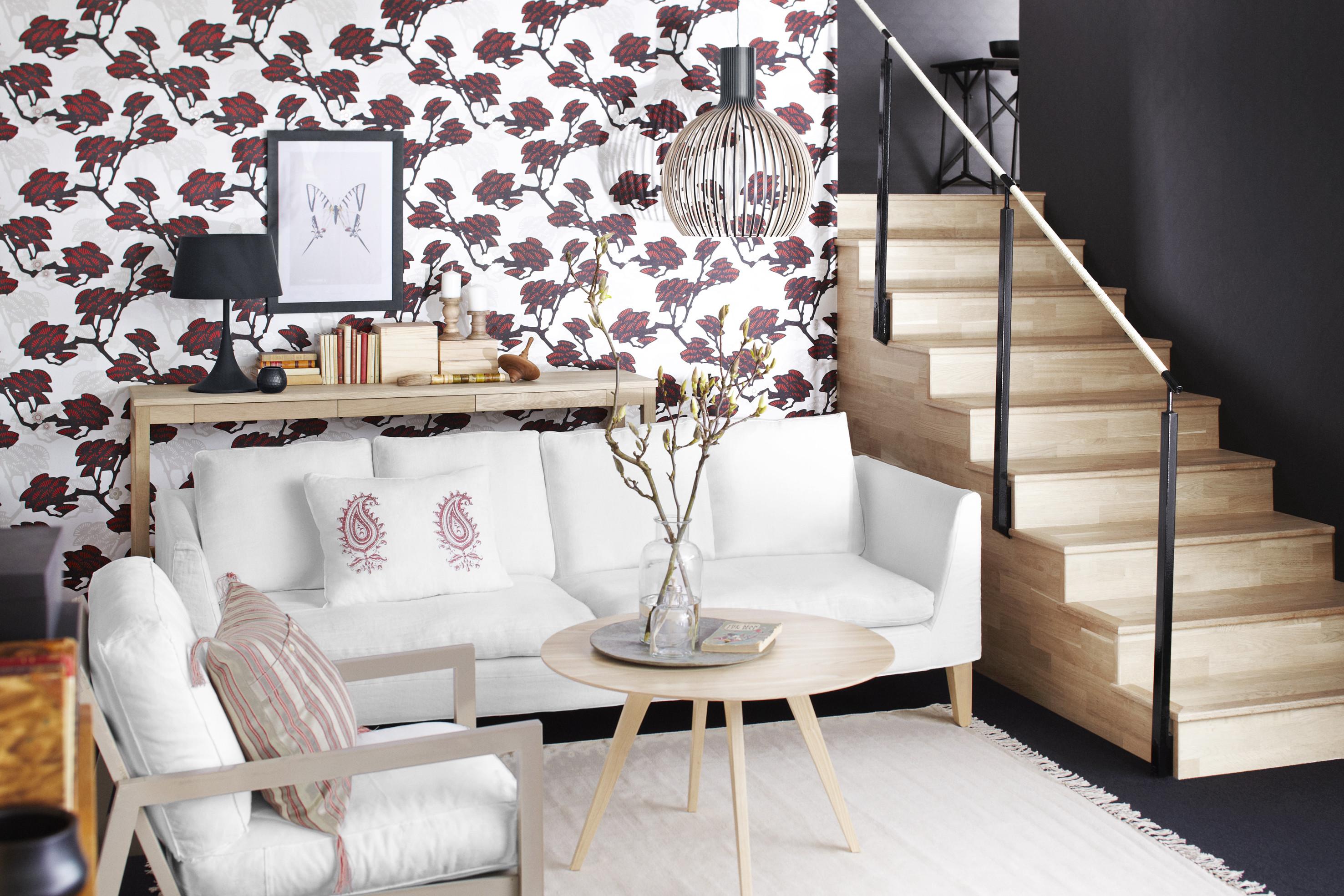 Wohnzimmergestaltung mit nordisch-chinesischem Flair #couchtisch #wandregal #sessel #sofa #mustertapete #hölzerneswandregal #treppenaufgang ©Boråstapeter