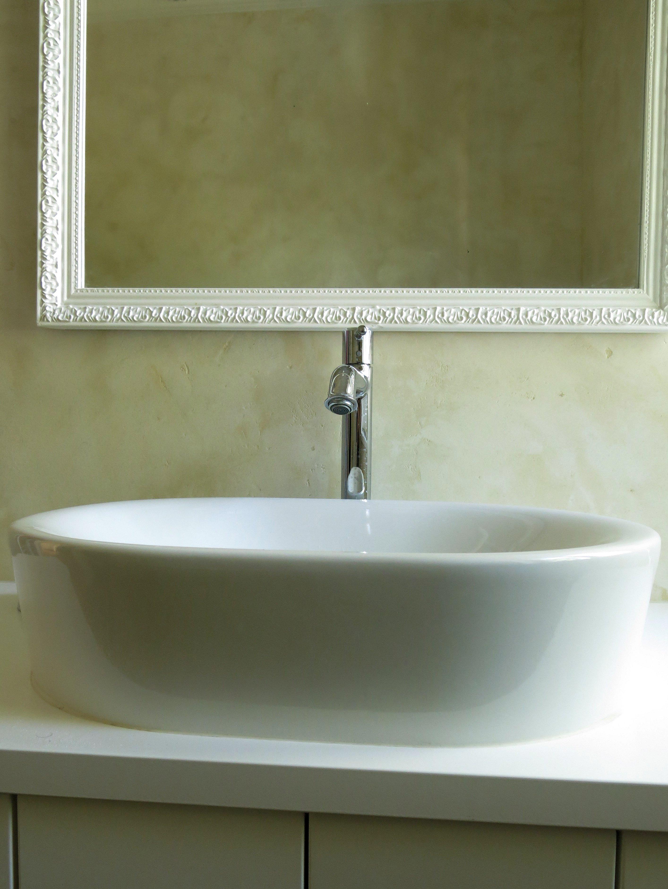 Wunderschönes Badezimmer ohne Fliesen #wandspiegel #marmorboden #grünewandfarbe ©www.wandmanufaktur.de