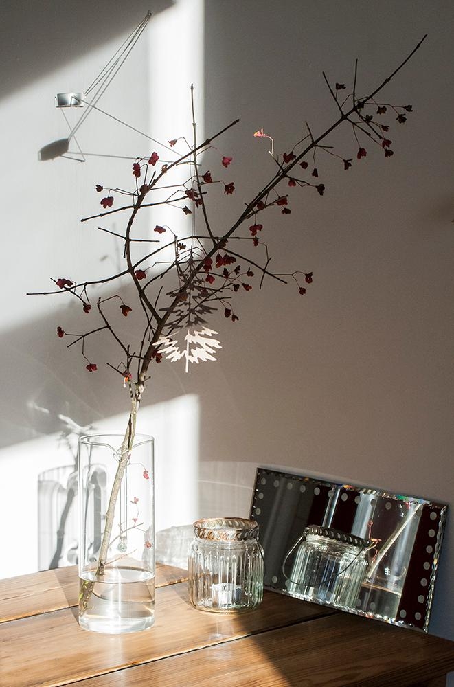 Wunderschönes Licht gestern in unserer Küche. 
#glaskrug #weihnachtsdeko #tannenbäumchen #snild #spiegel #teelicht