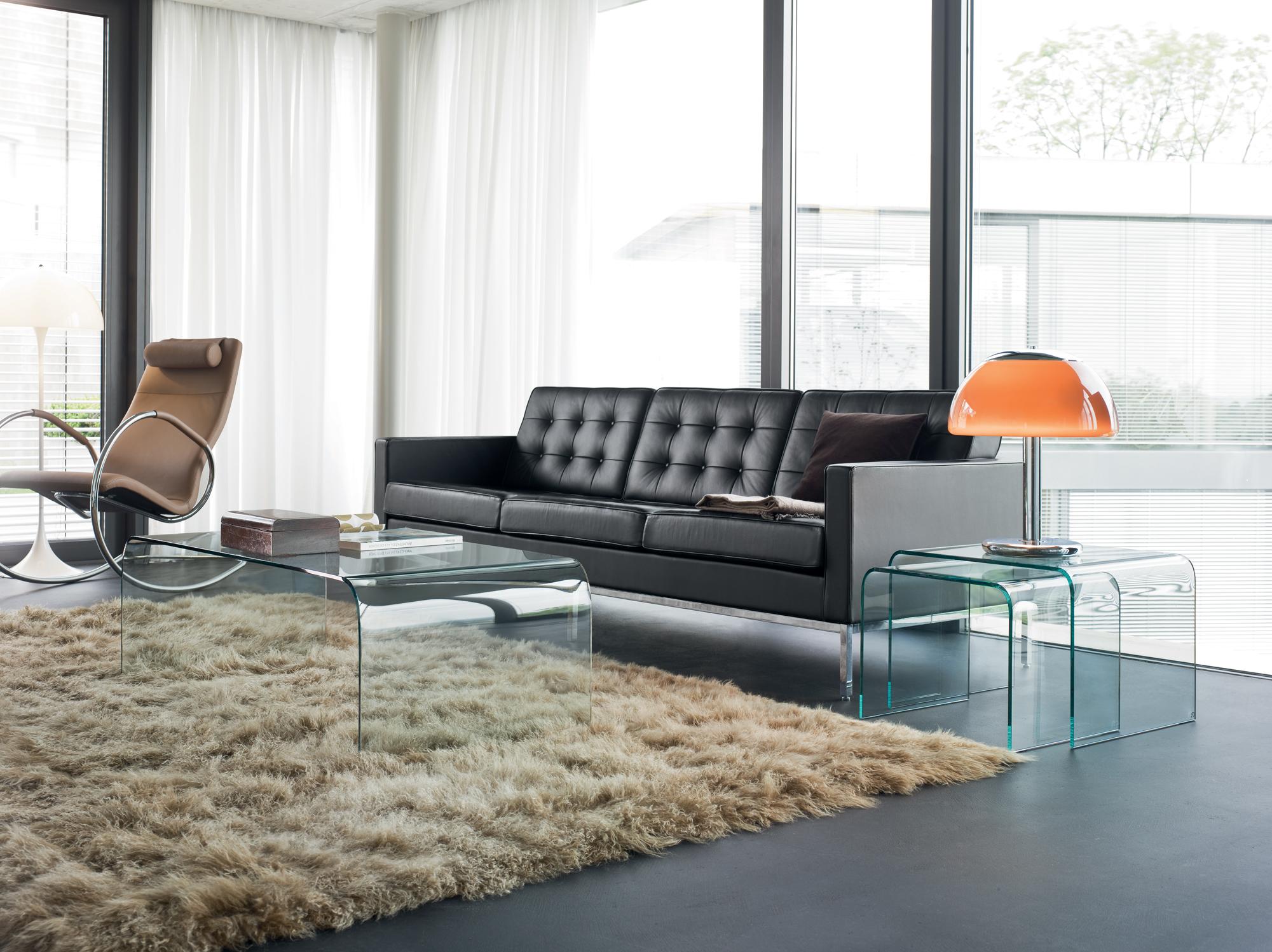 Zeitlose Möbel: Akzente durch Beistelltische aus Acrylglas #couchtisch #beistelltisch #teppich #wohnzimmer #ledersofa #schaukelstuhl #schwarzesledersofa ©DRAENERT