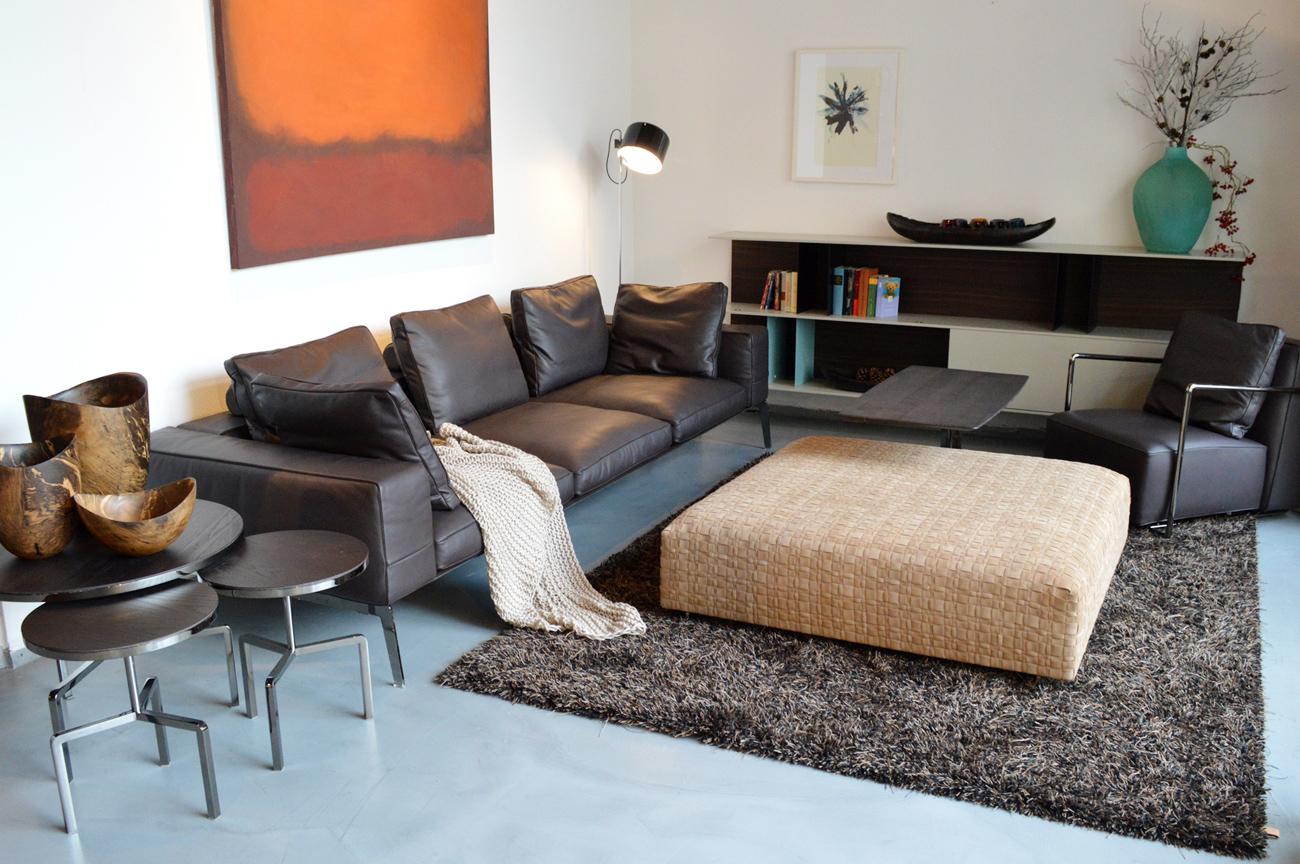 Zeitloses Designsofa in Leder #beistelltisch #teppich #wohnzimmer #ledersofa #wintergarten #sofa #schwarzesledersofa ©günstigerdesign