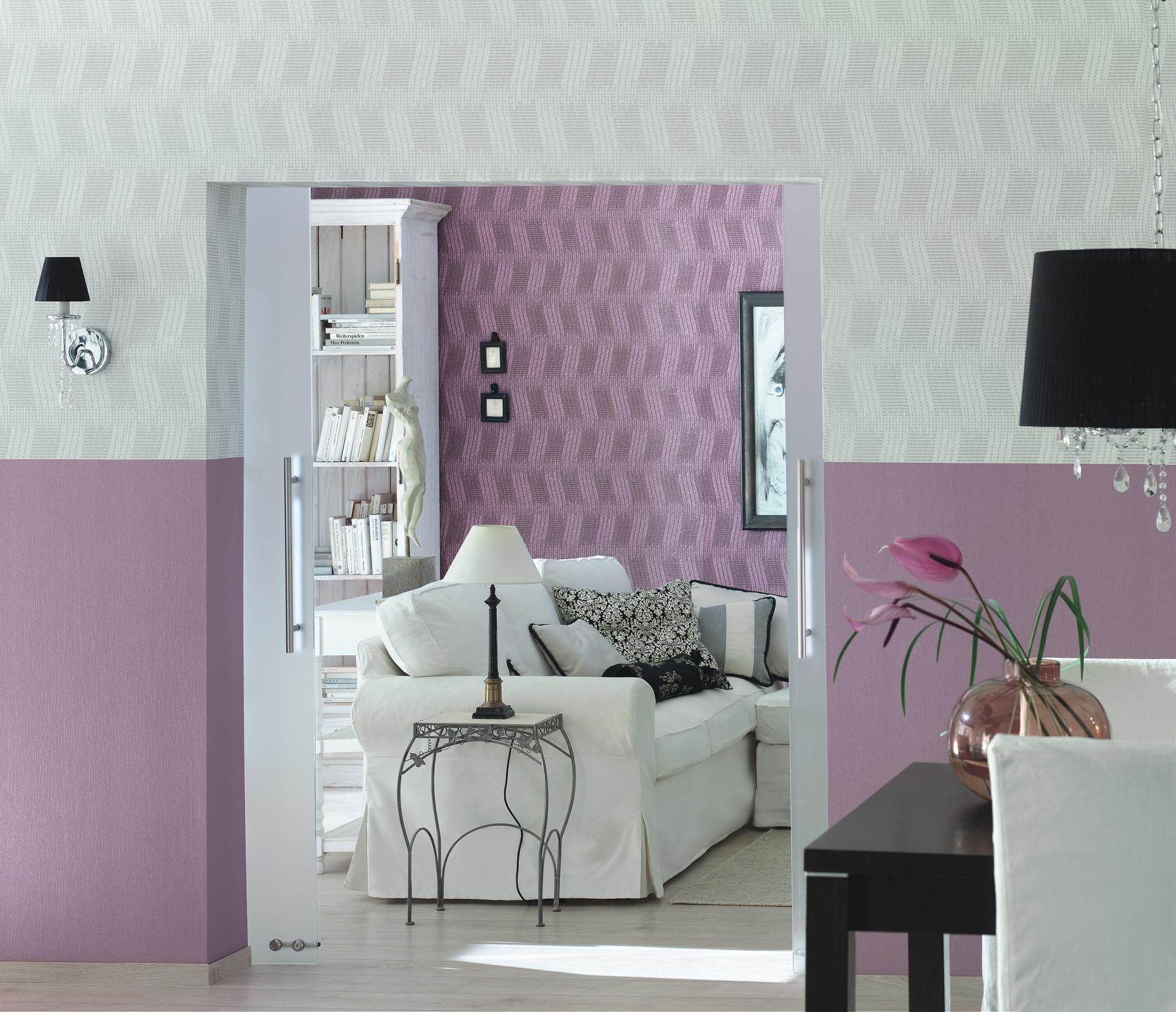 Zweifarbige Wandgestaltung in Rosa und Weiß #beistelltisch #wandfarbe #wandgestaltung #sofa #mustertapete #rosawandfarbe #tapete #wohnzimmerwandgestaltung #designwand ©Rasch