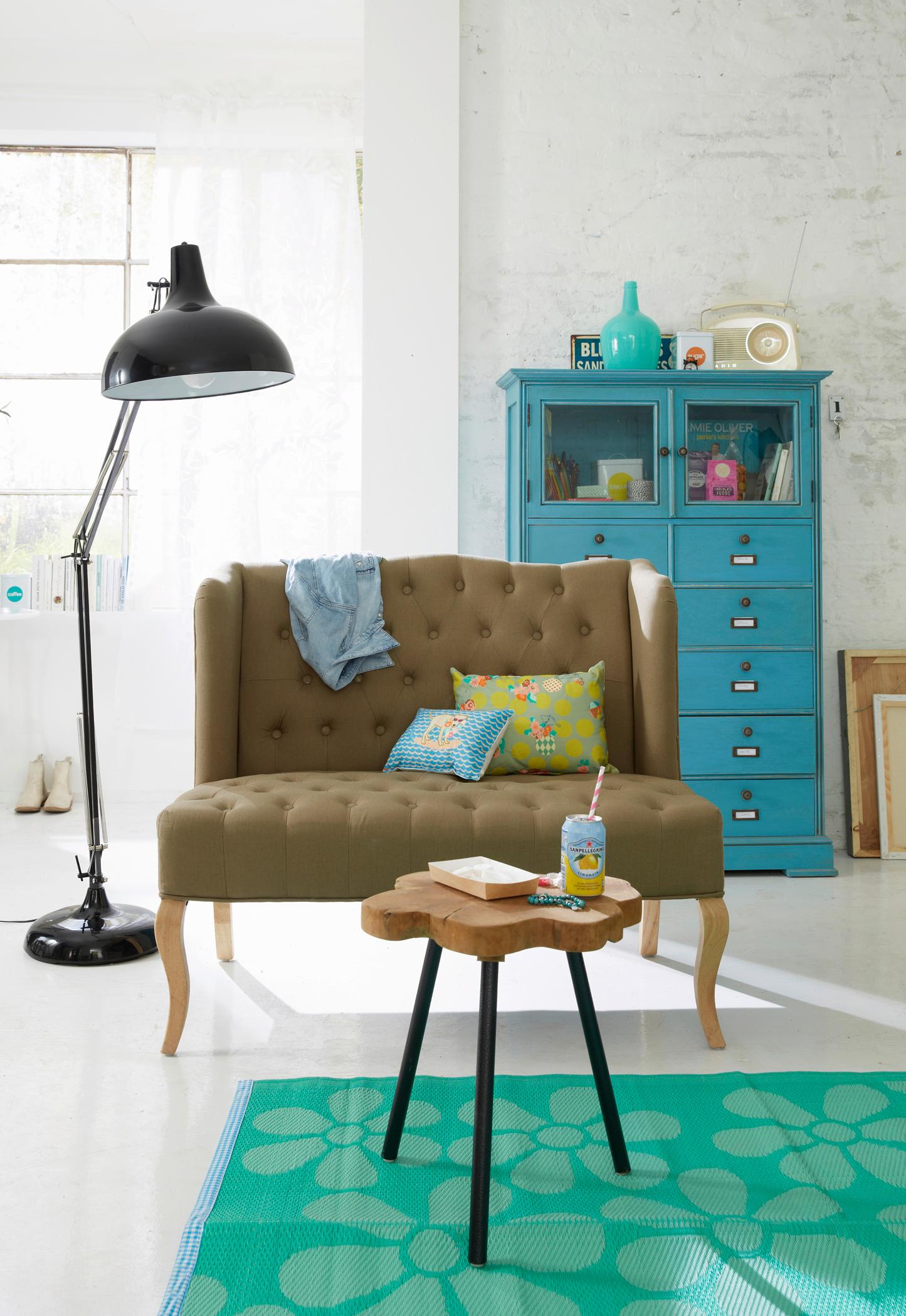 Zweisitzer mit Holzfüßen #beistelltisch #wohnzimmer #stehlampe #türkisfarbenerteppich ©car Selbstbaumöbel