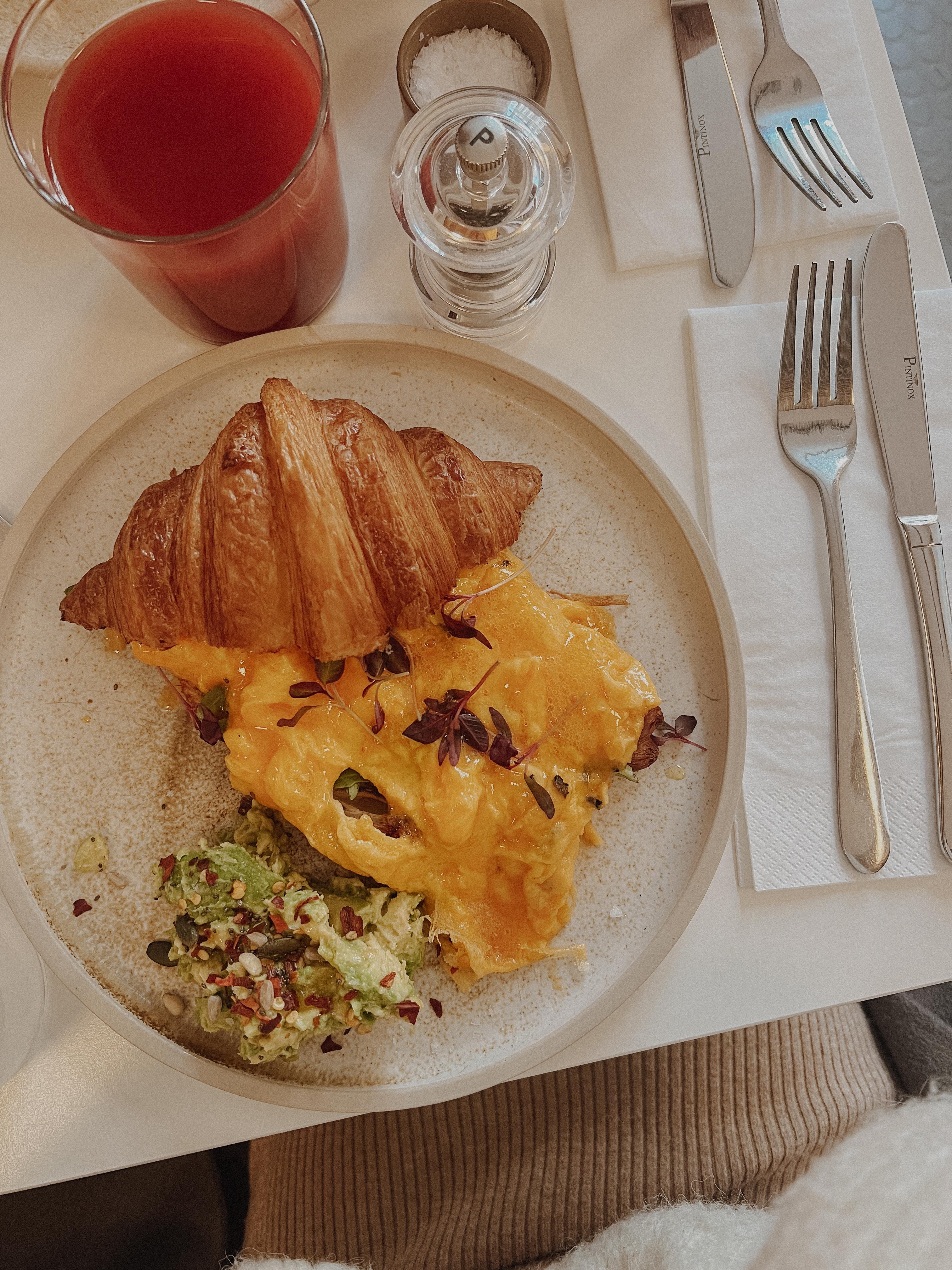 🥐 + 🥑 + Trüffel-Rührei = Match made in heaven! #breakfast #London #foodlover