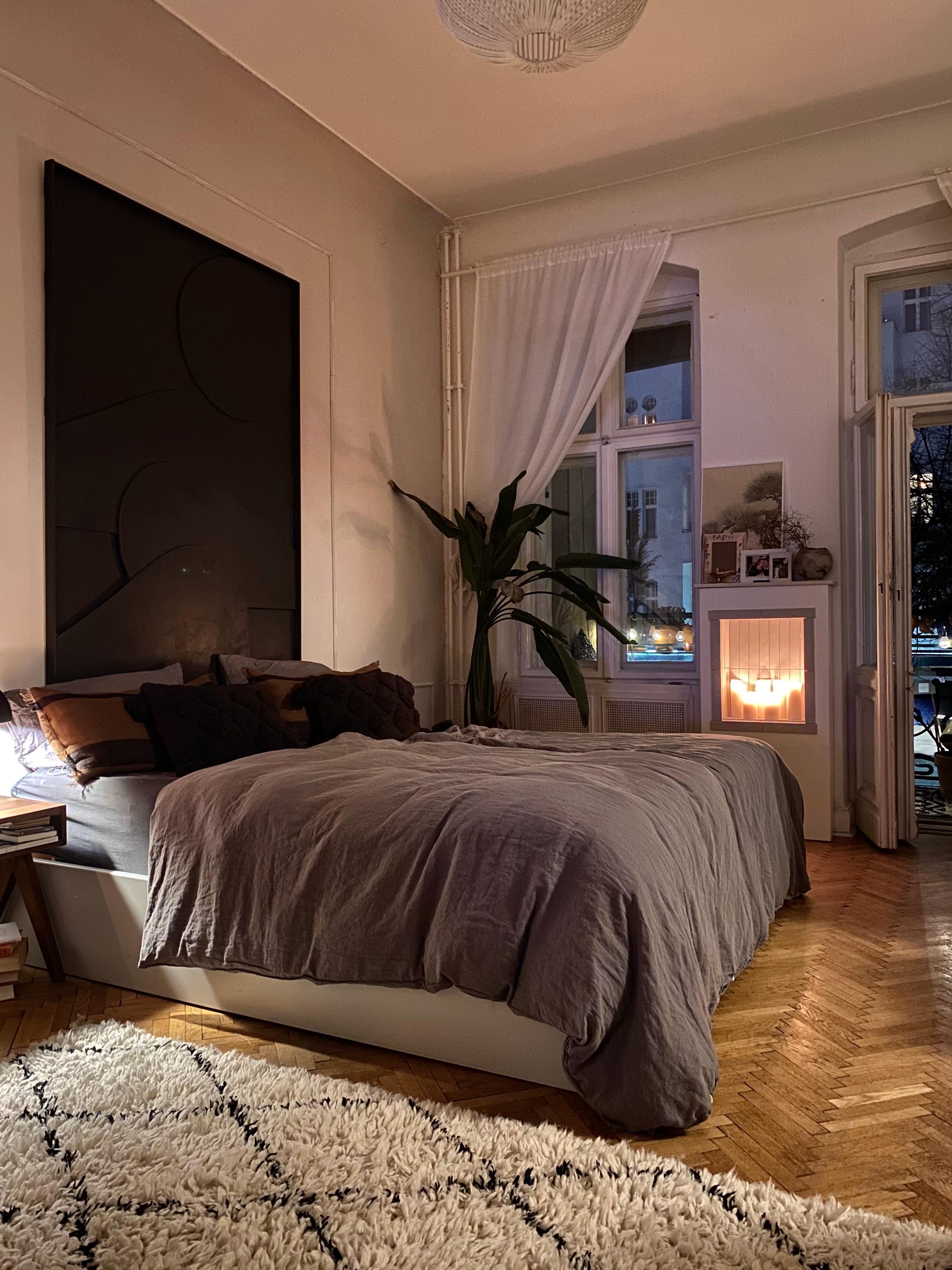 ⭐️♥️🕯 🎬🍿 #schlafzimmer #bedroom #kamin #altbau #berlin #holzboden #bett #beniourain