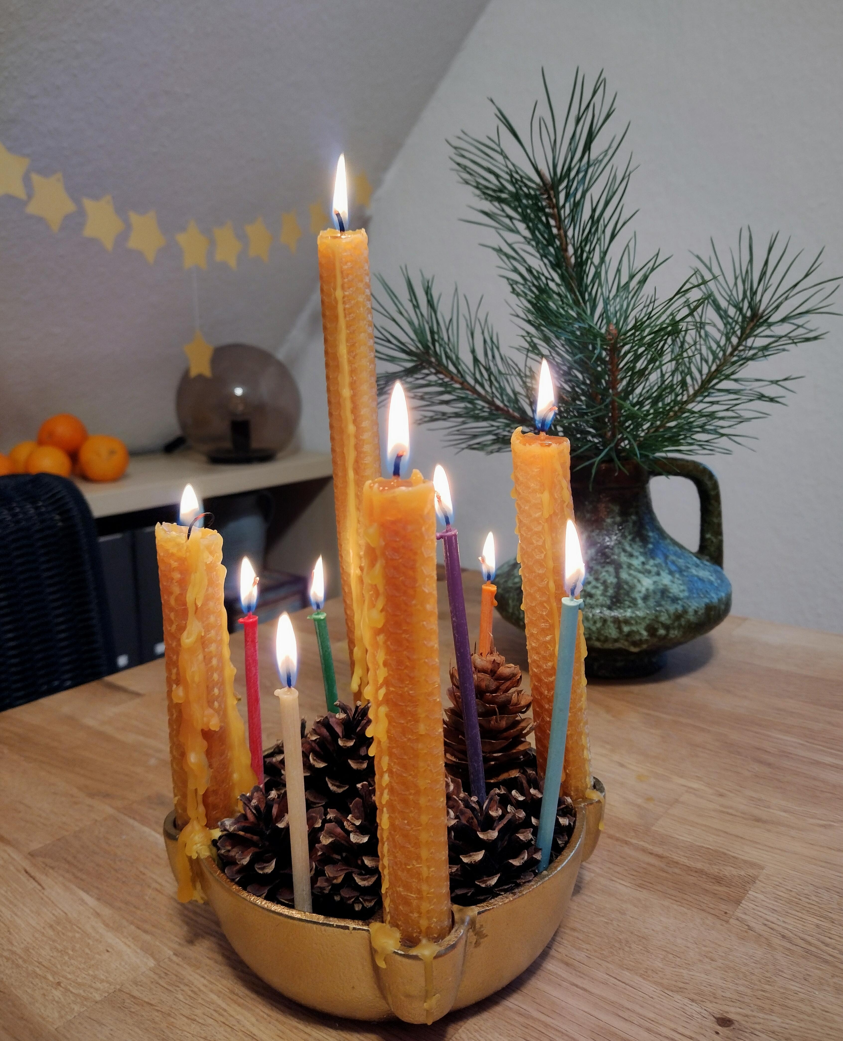 🕯️🕯️🕯️🕯️
#advent #kerzenlicht #kerzenschale #kieferast #vintagevase #weihnachtlich #bienenwachskerzen