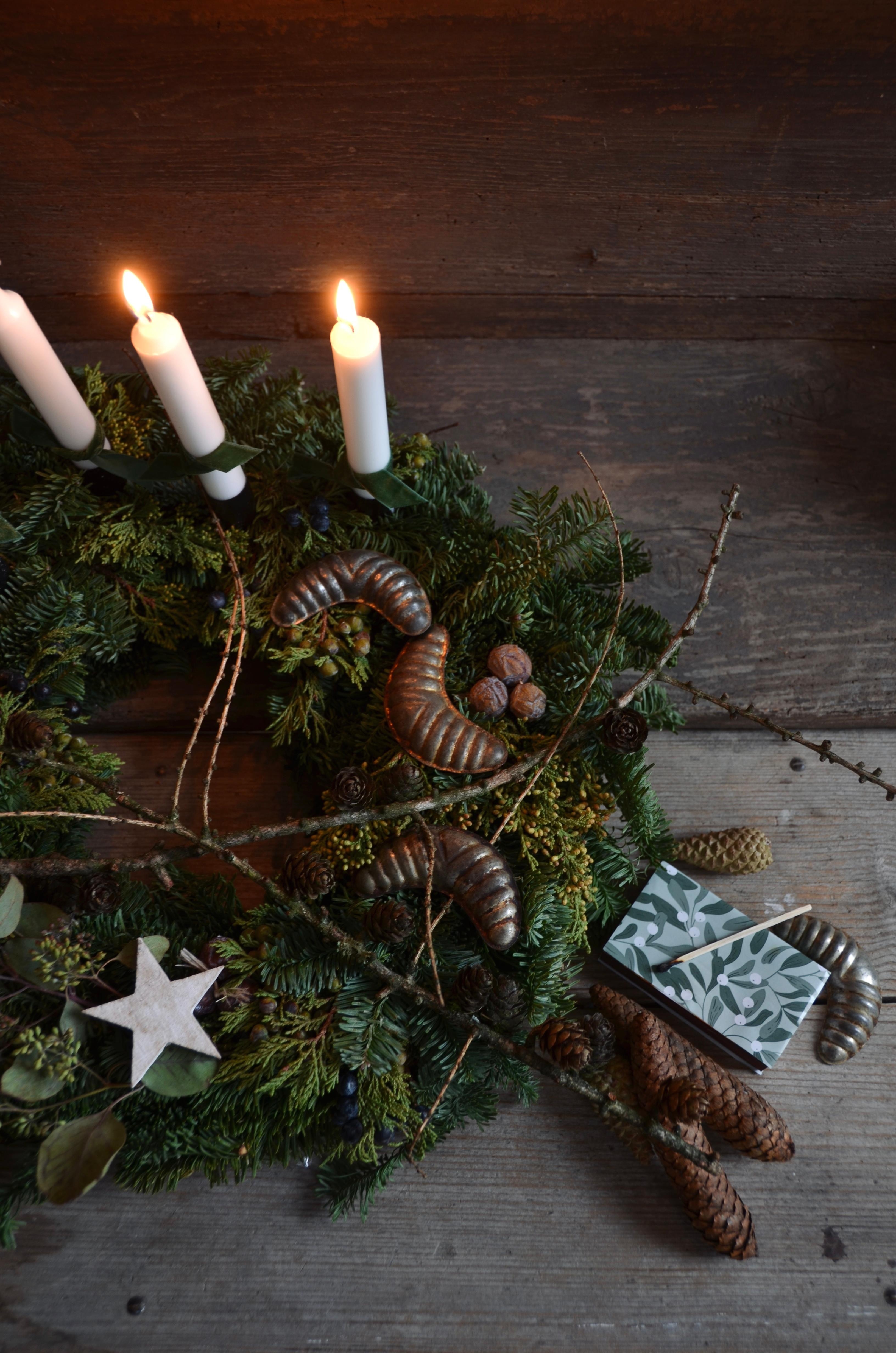 ✨ #adventskranz #vintageweihnachten #skandinavisch #zapfen #vintagedeko #weihnachten #kranz #altekirchenbank #alteshaus #adventszeit #adventsdeko #weihnachtsdeko #kerzen