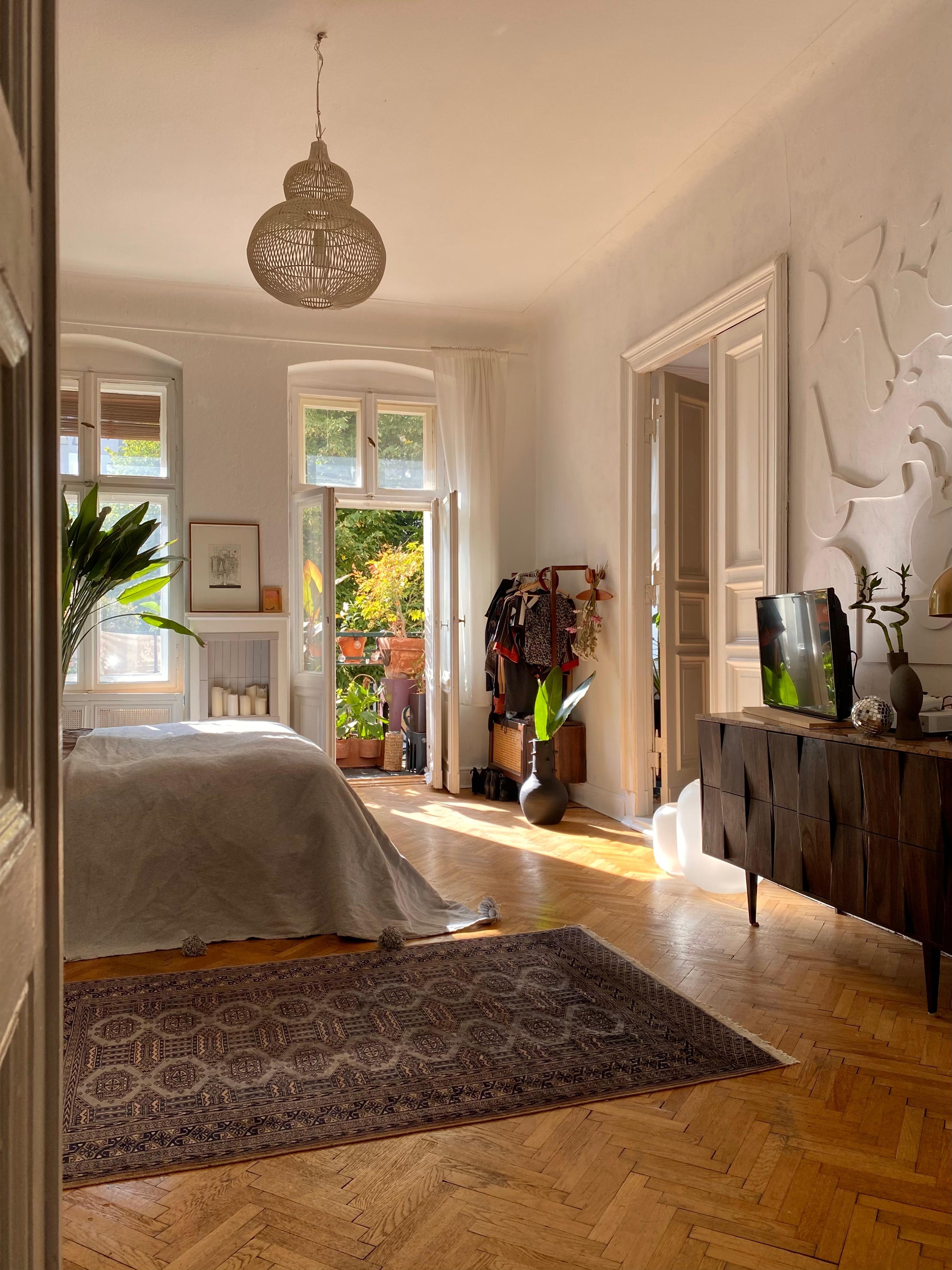 ☀️♥️ #altbau #schlafzimmer #bedroom #teppich #kommode #garderobe #kunst