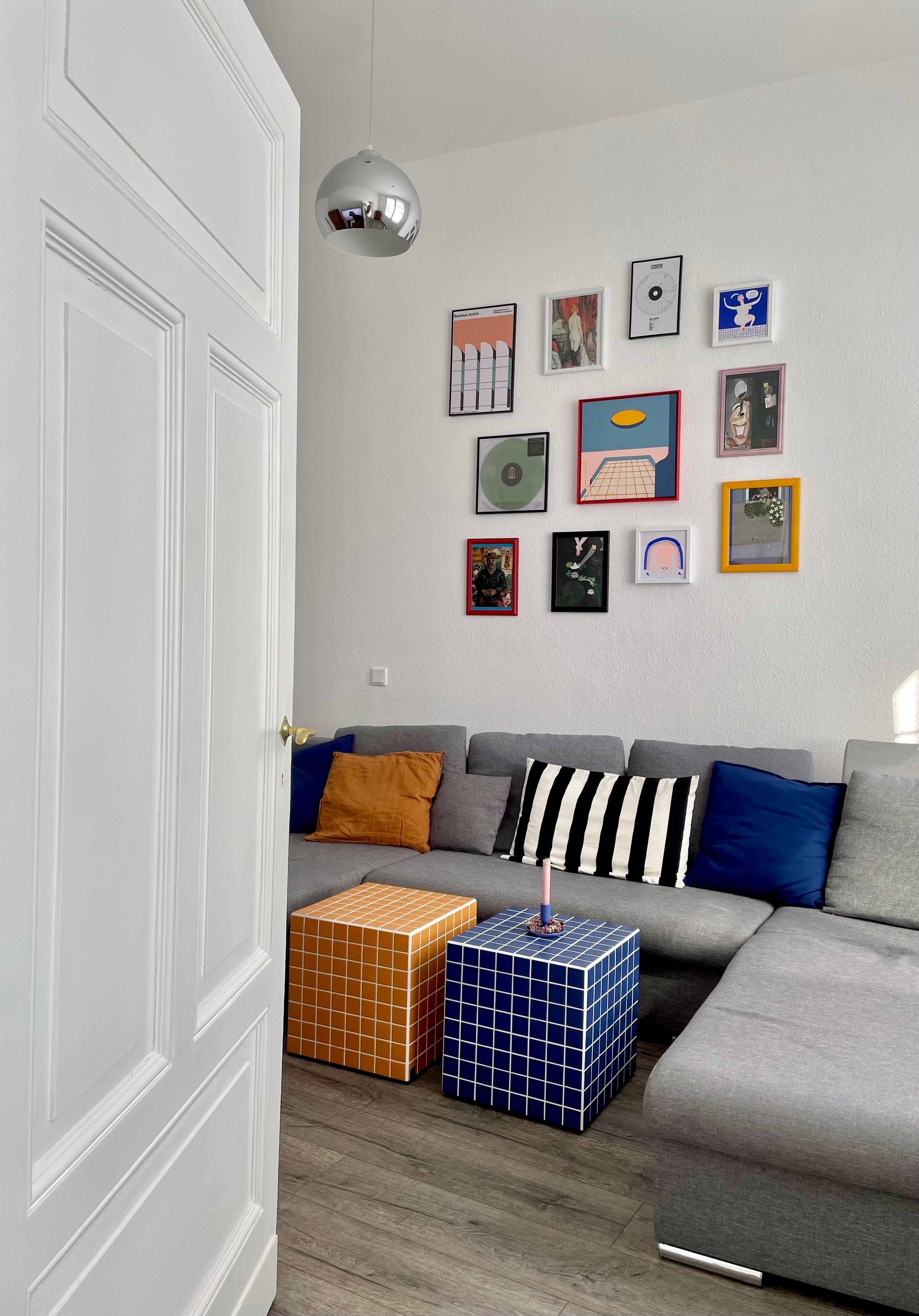 🧡💙 #altbauliebe #bildergalerie #wohnzimmer #couchliebt