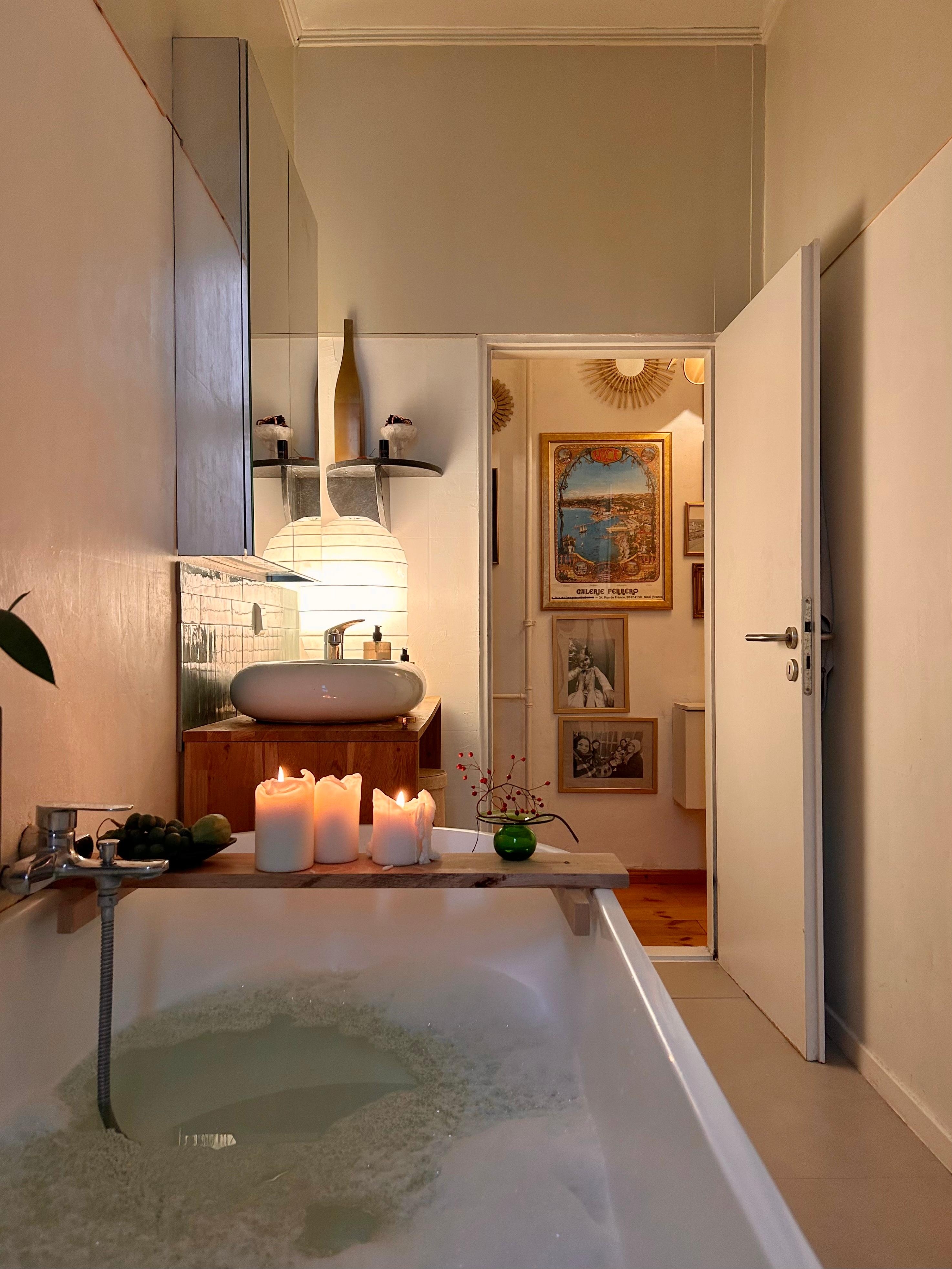 🫧🕯️💆🏽‍♀️😍🎶🫧 #badezimmer #bathroom #badewanne #waschtisch #altbau #bildergalerie #kunst #kerzen