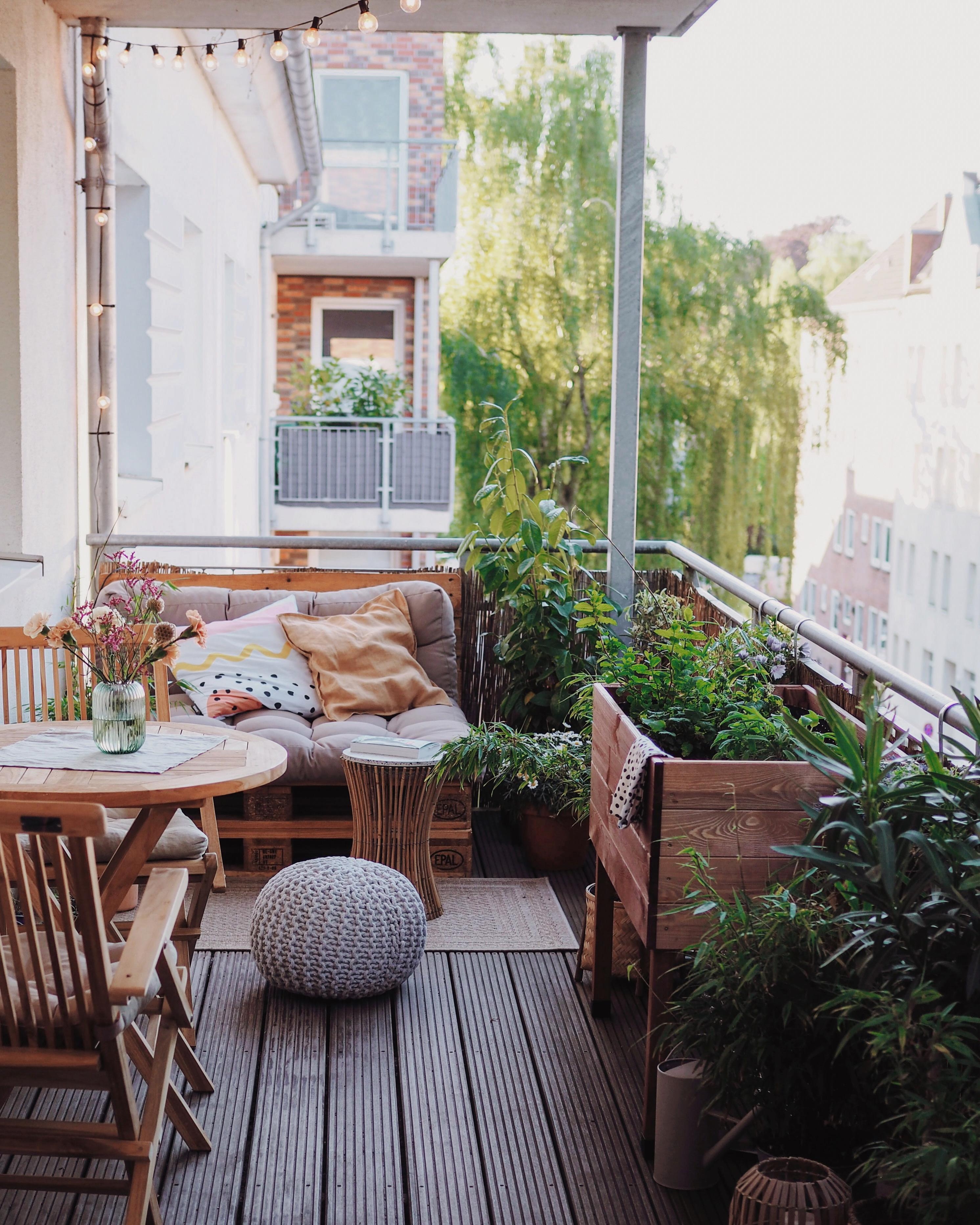 🪴🌞 
#balkonideen #couchstyle #balkon #palettenmöbel #outdoor #hochbeet