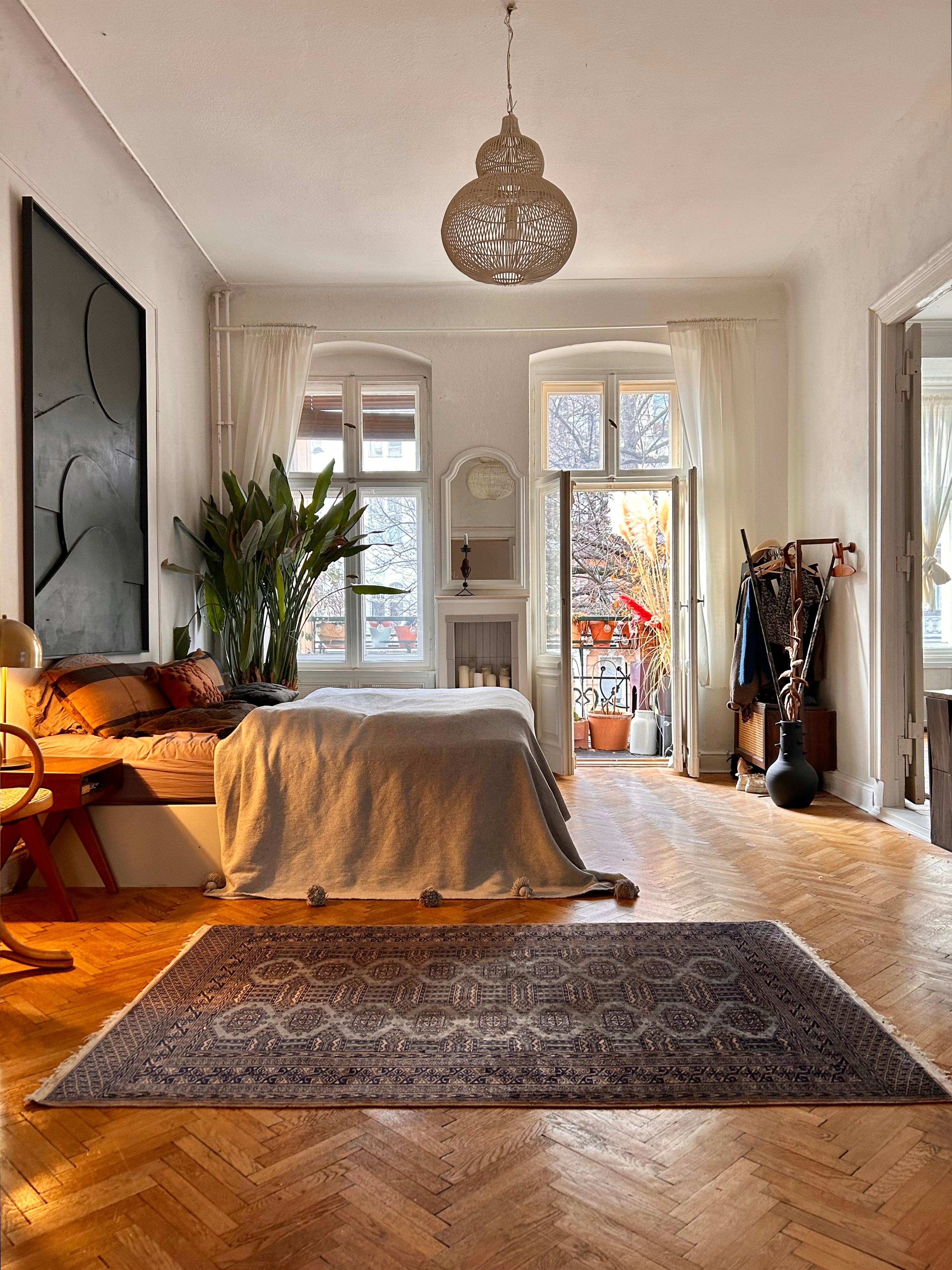 ♥️ #bedroom #bett #schlafzimmer #kunst #holzboden #altbau #teppich