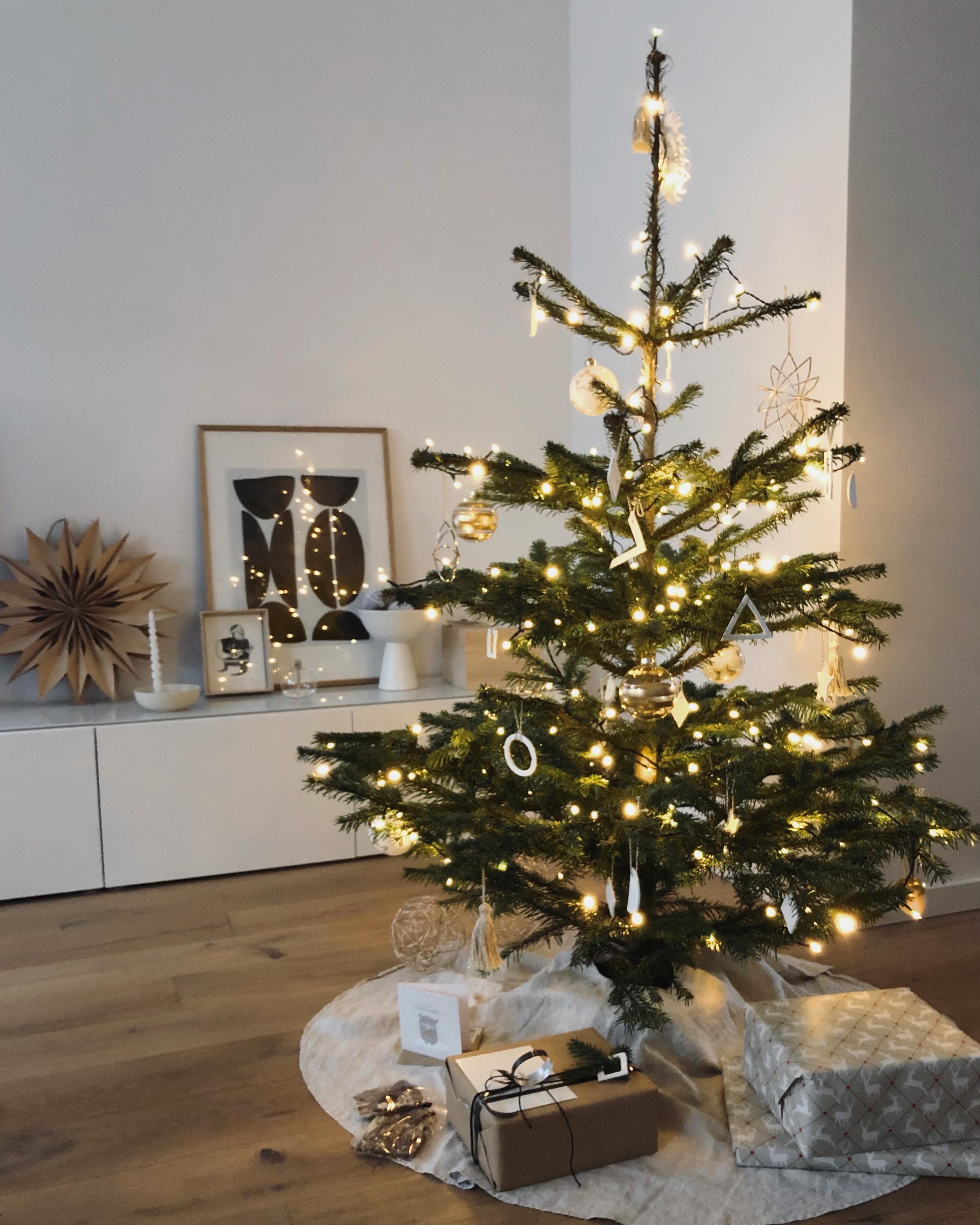 ... bevor der #Zauber vorbei ist 🎄✨
#weihnachten #christmas #weihnachtsbaum #christmastree #decor #dekoidee #home