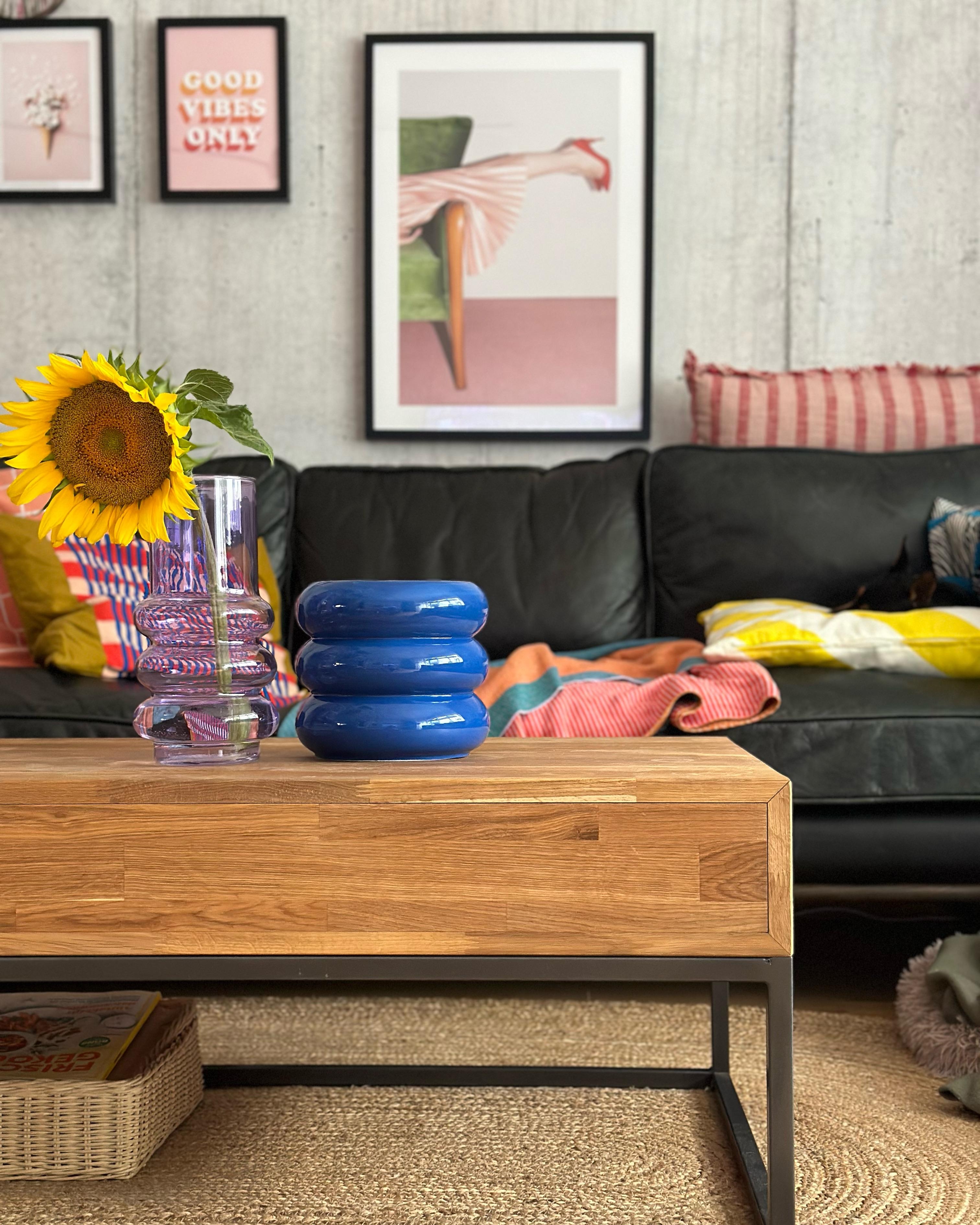 💙 #blau #vasen #wohnzimmer #couch #vasenliebe #farbenfroh #bunt #colourful #poster #wanddeko #sonnenblumen #streifen #ringe #beton #tapete #sommerdeko