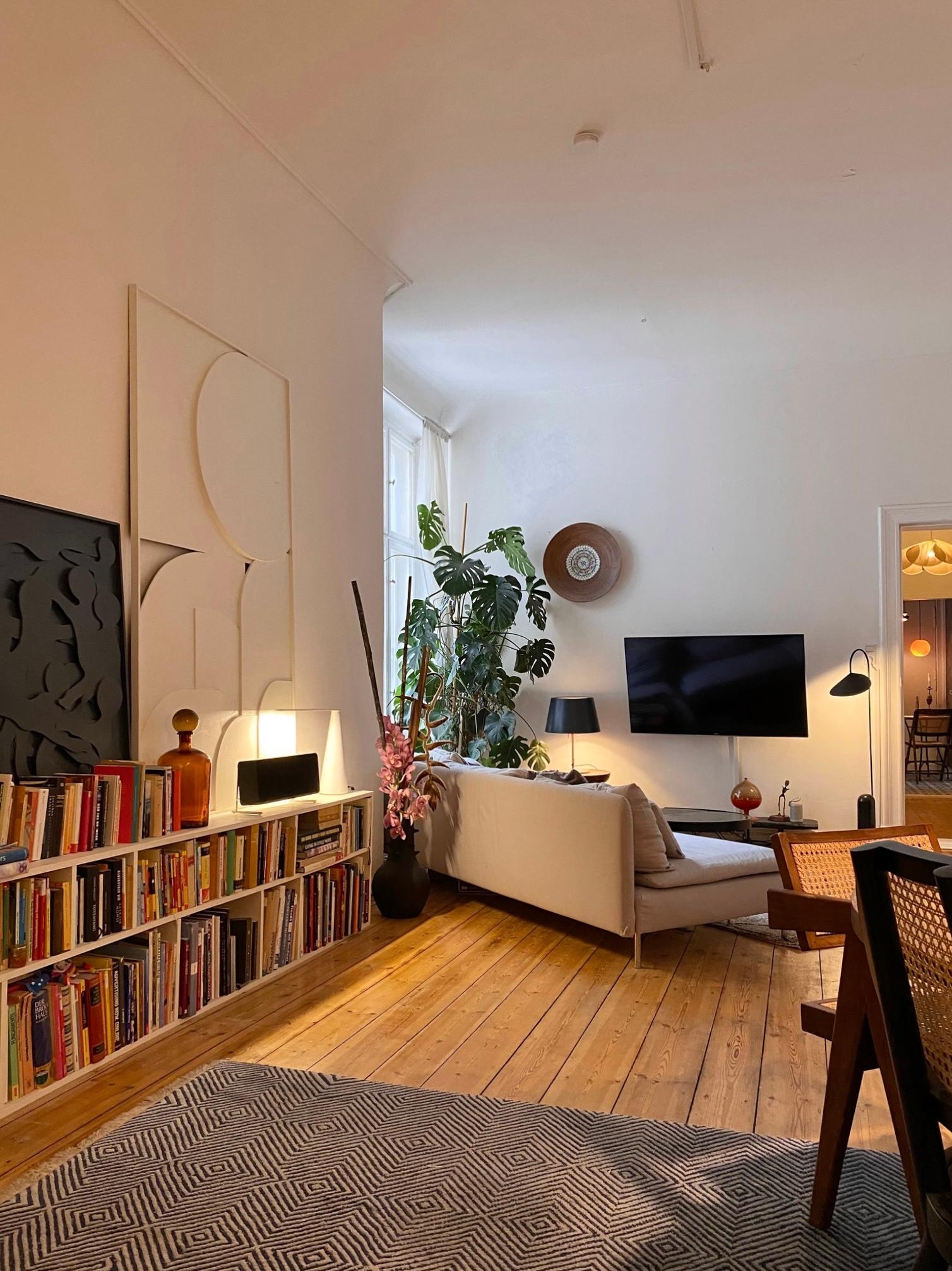🙌🏽♥️ #couch #wohnzimmer #holzboden #kunst #bücherregal #altbau #teppich