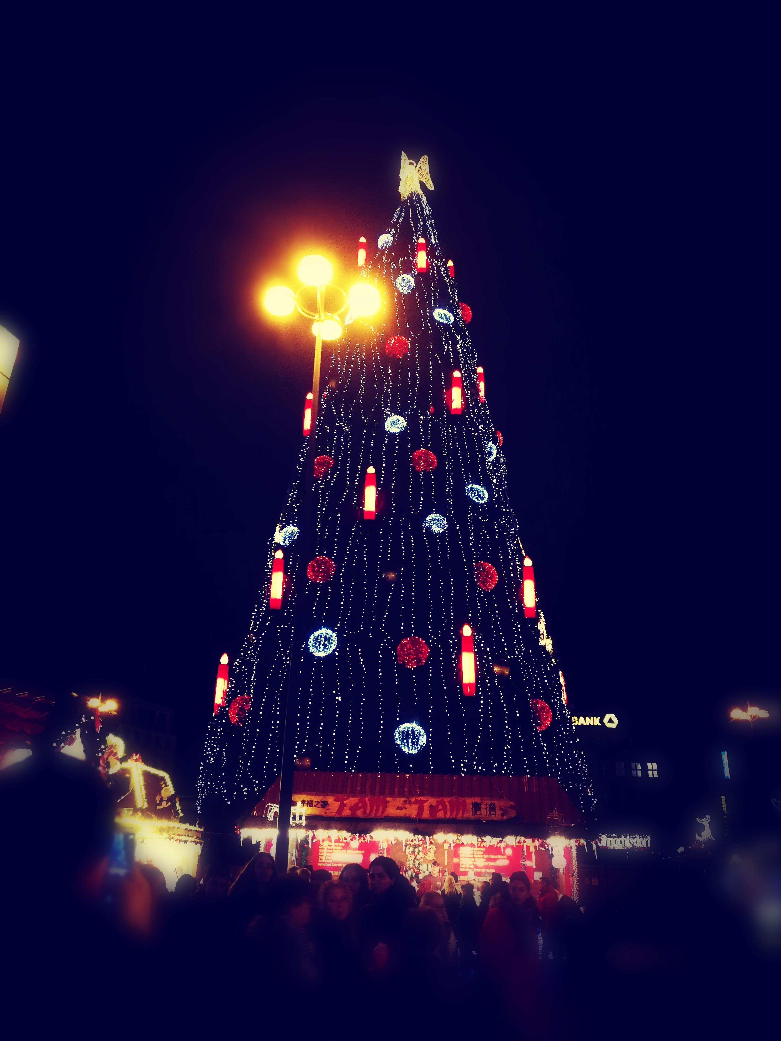 ... Der größte auf der Welt🌟
#Weihnachstbaum #shoppen #weihnachtsmarkt