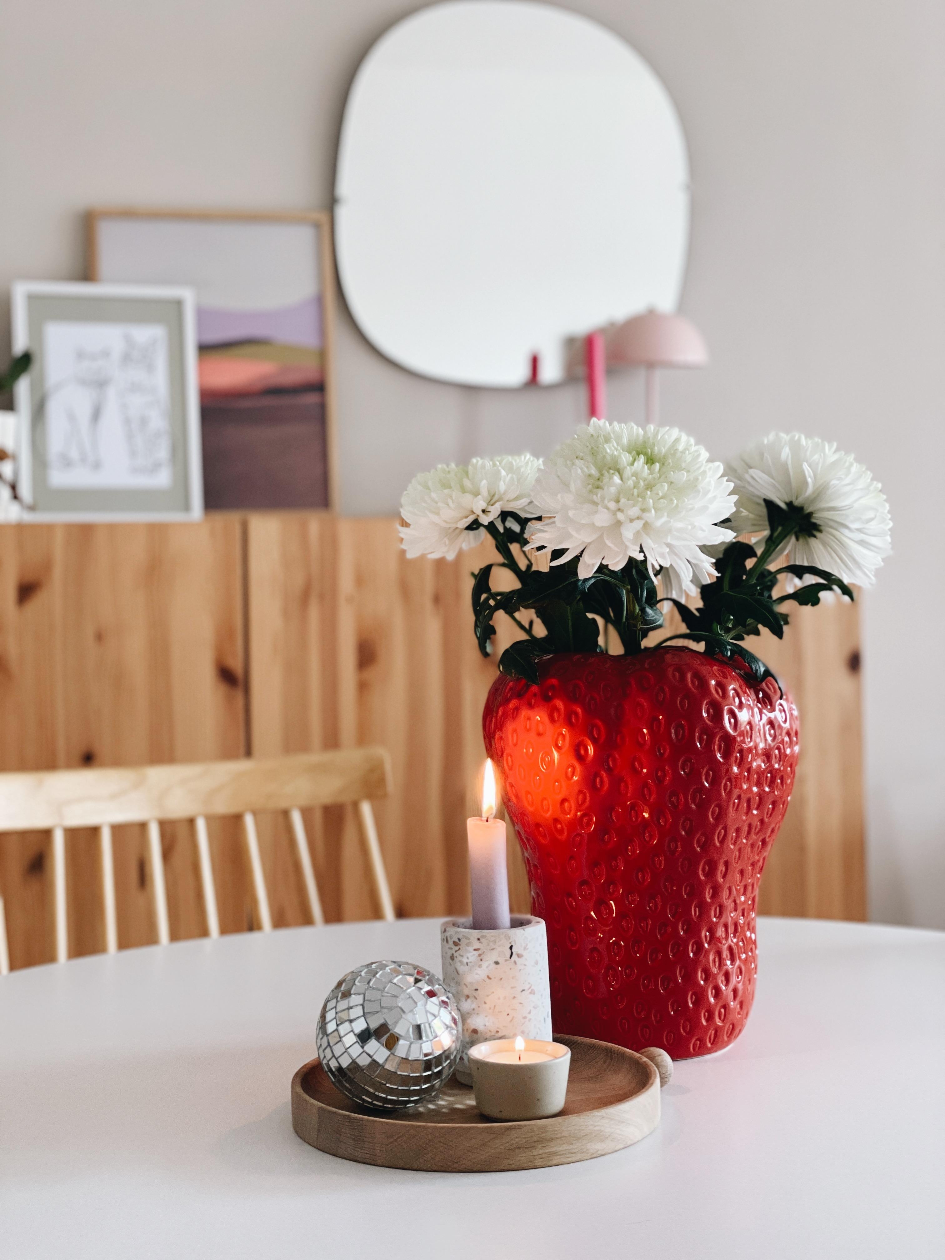 🍓🪩
#erdbeervase #freshflowers #decoration #couchliebt #wohnzimmer #details #farben