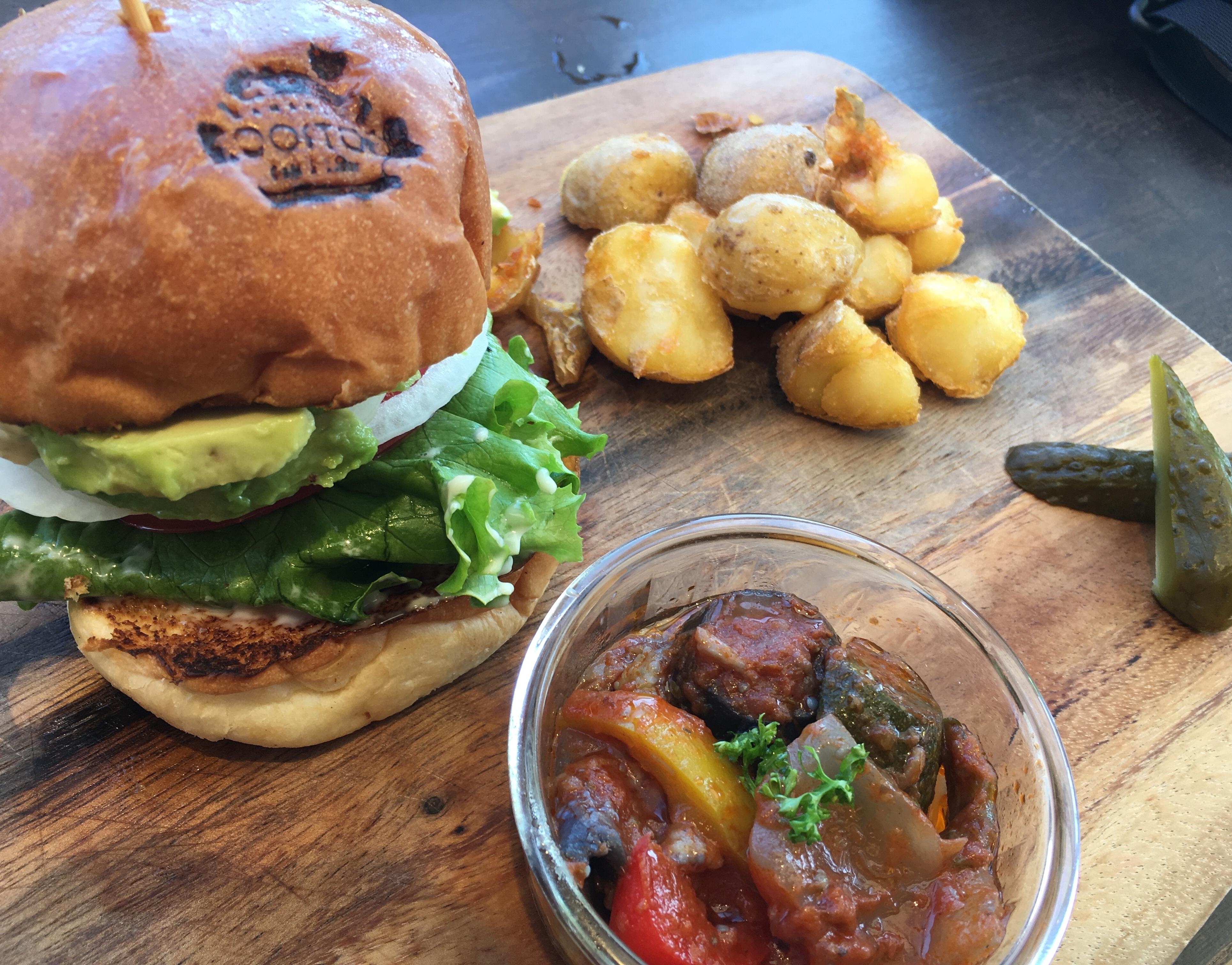 🍔🖤 #fastfoodfriday #burgerliebe #vegan #burger #food #healthykannjeder #veggie 