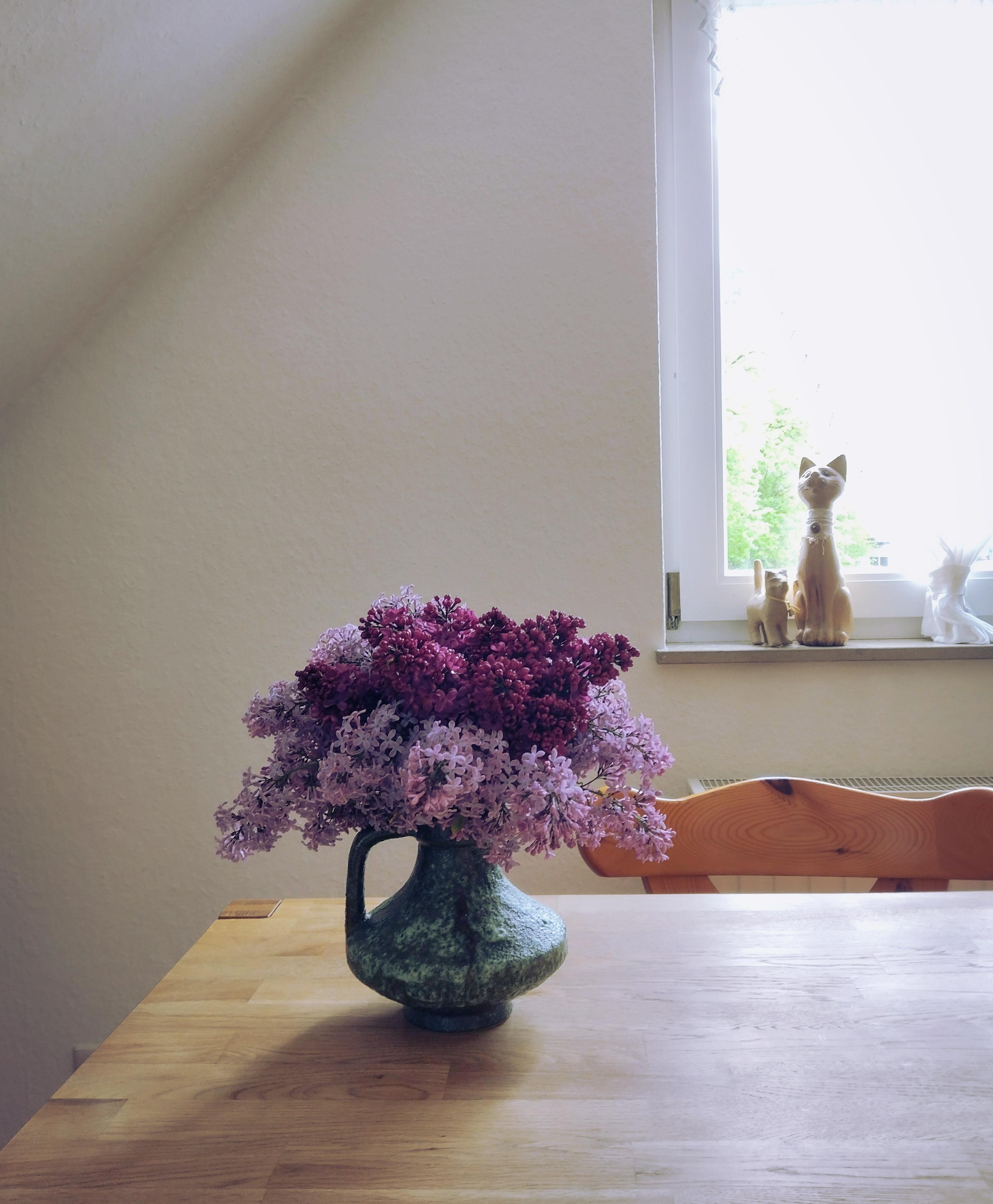 💜💜💜
#frischeblumen #blumenliebe #flieder #lila #vintagevase #keramikvase #esstisch