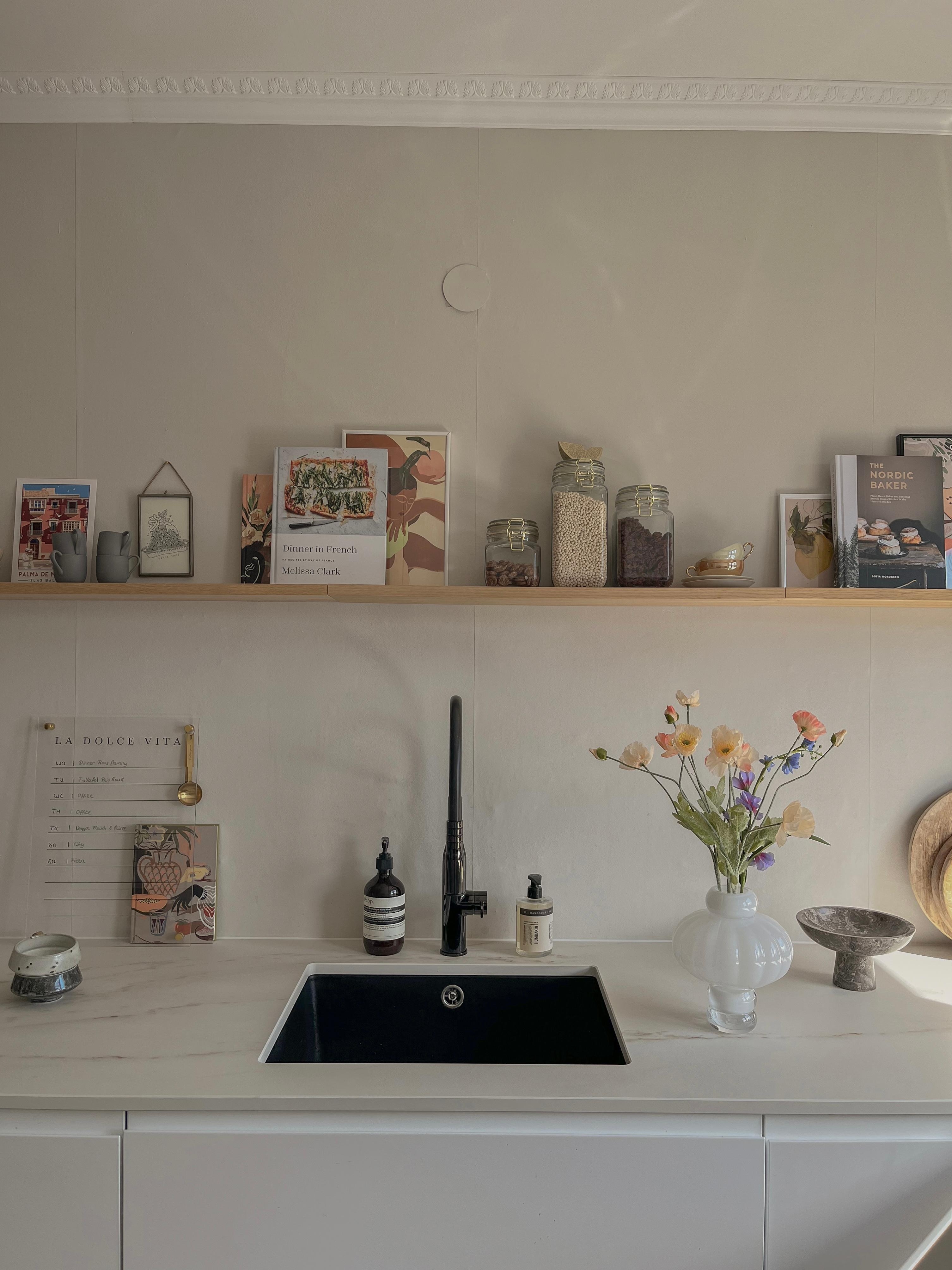 🍊🍋
#ikea #küche #weißeküche #weiß #uküche #metod #schwarzespüle #beige #wandfarbe #altbau #möcklarp #marmor #arbeitsplatte #küchenarbeitsplatte #steinarbeitsplatte