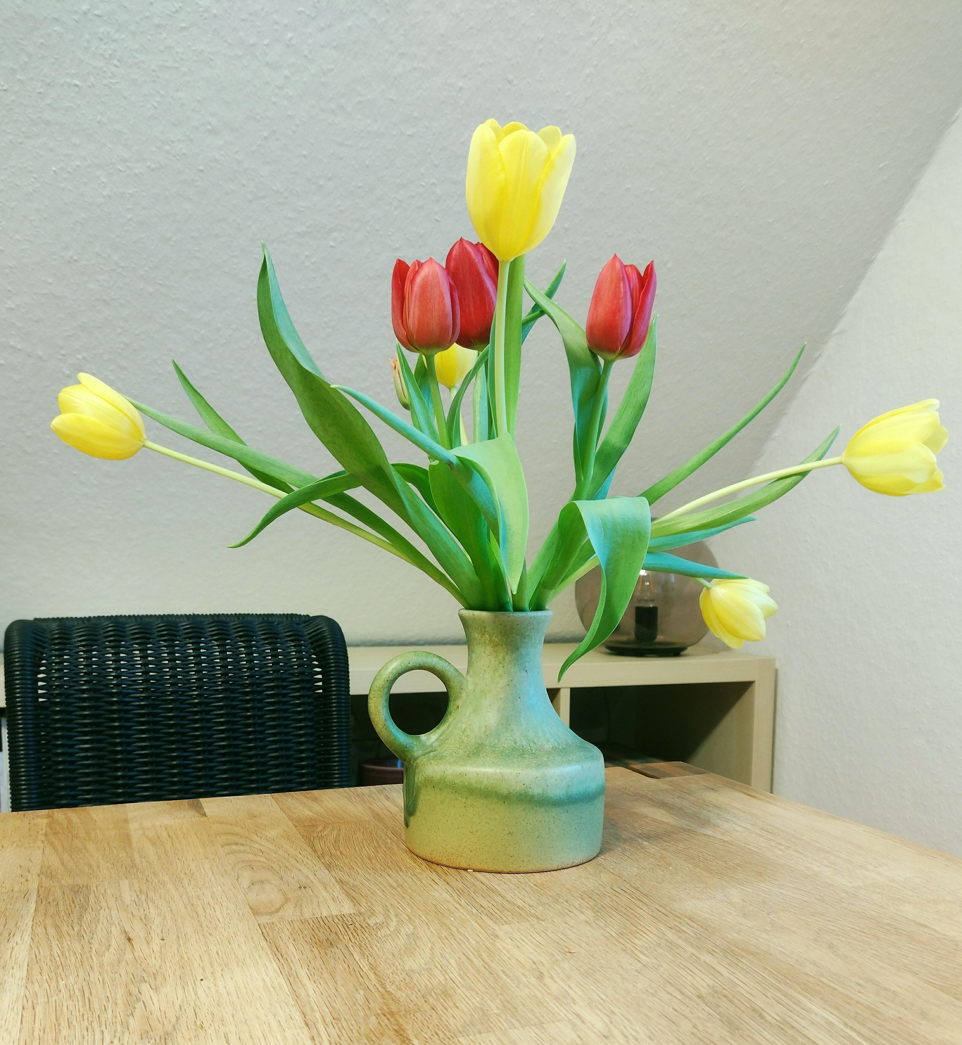 💛💚❤️
#keramikvase #retrovase #tulpen #frischeblumen #essecke #details #dachschräge #tulpenliebe