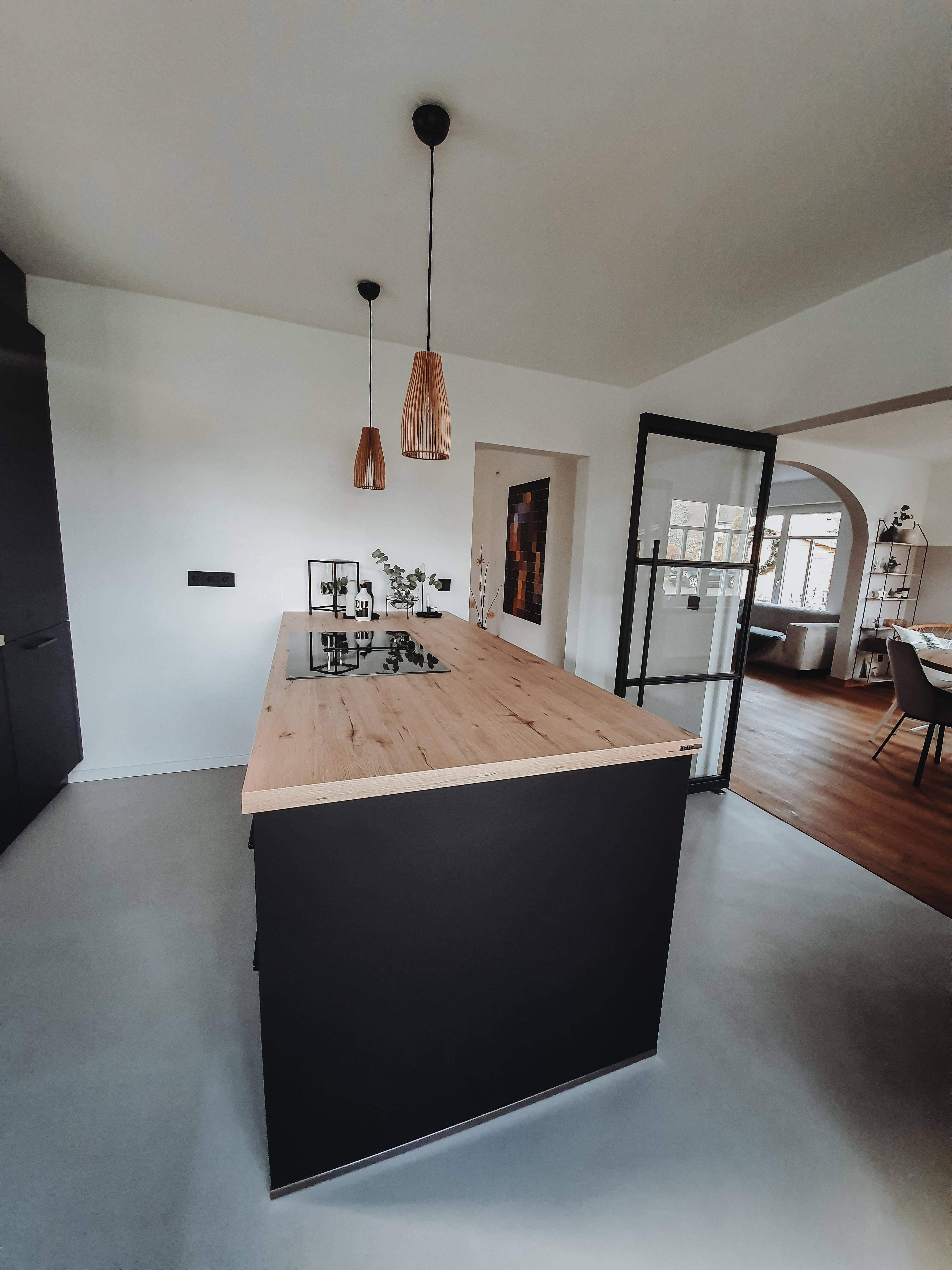 🖤
 #küche #skandinavianhome #betonboden #COUCHmagazin #COUCHstyle #meinwohnzimmer #livingroom #schwarzeküche 